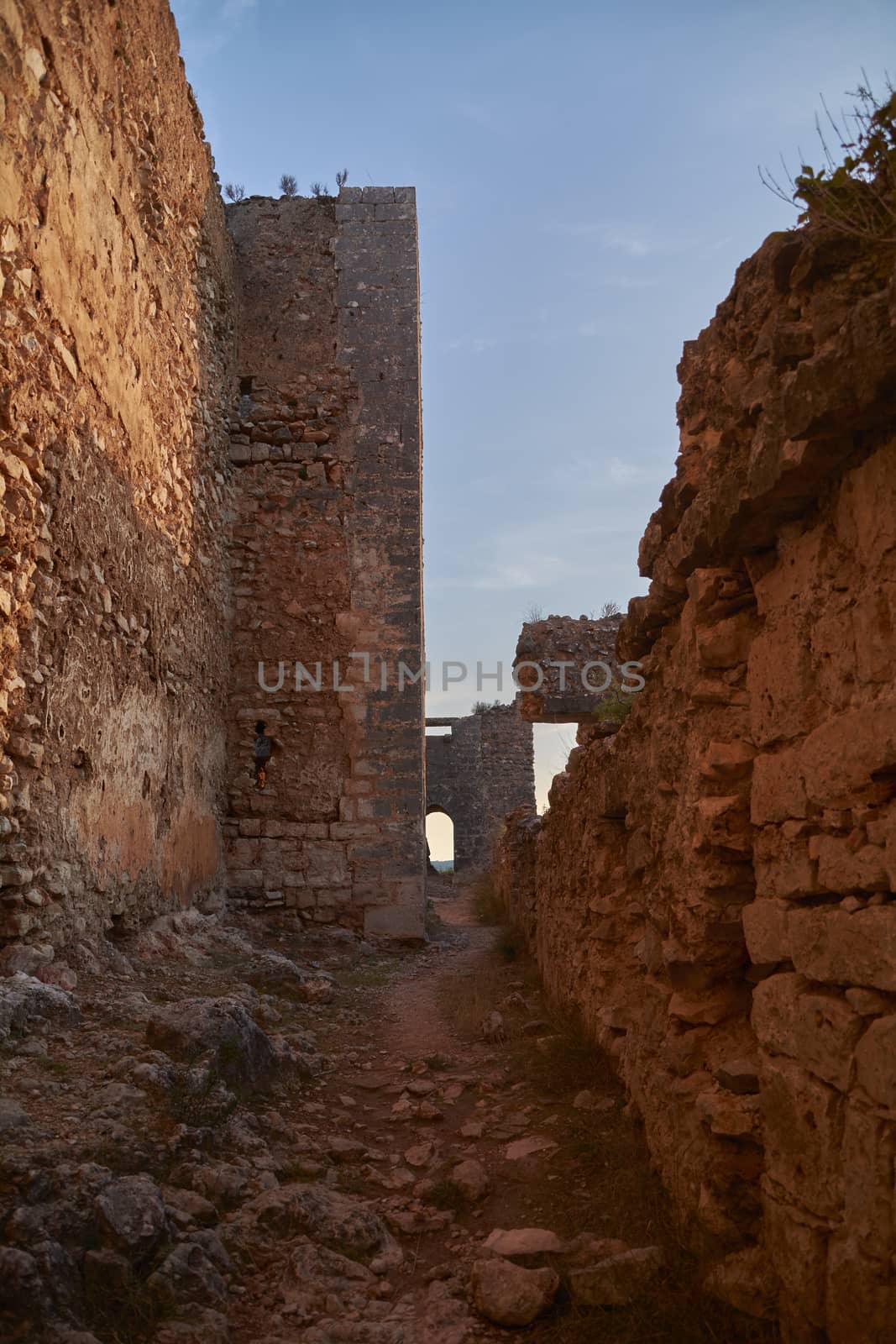 Walking among the ruins to paradise, Loneliness and tranquility