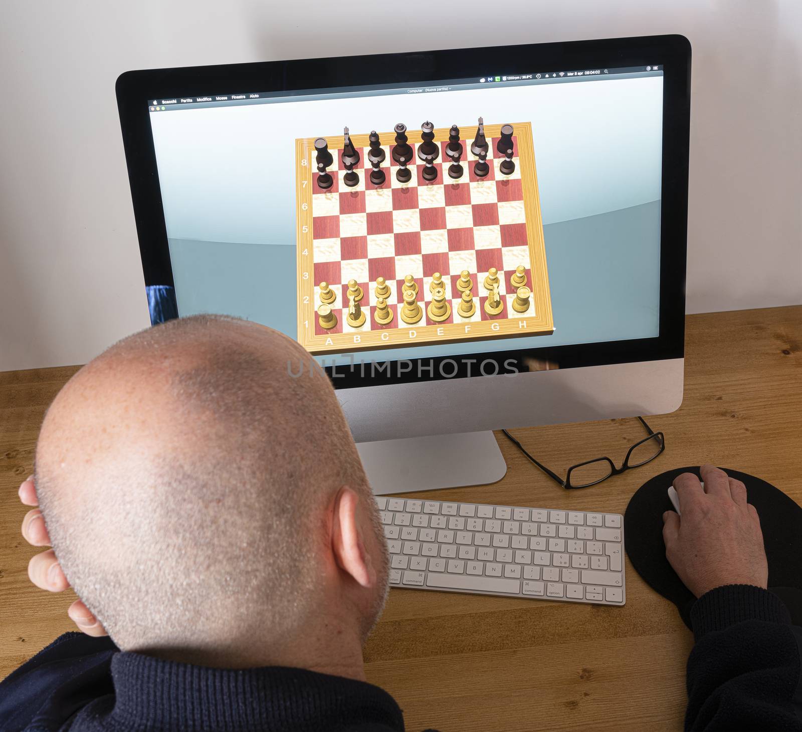 playing chess on the computer during the coronavirus quarantine