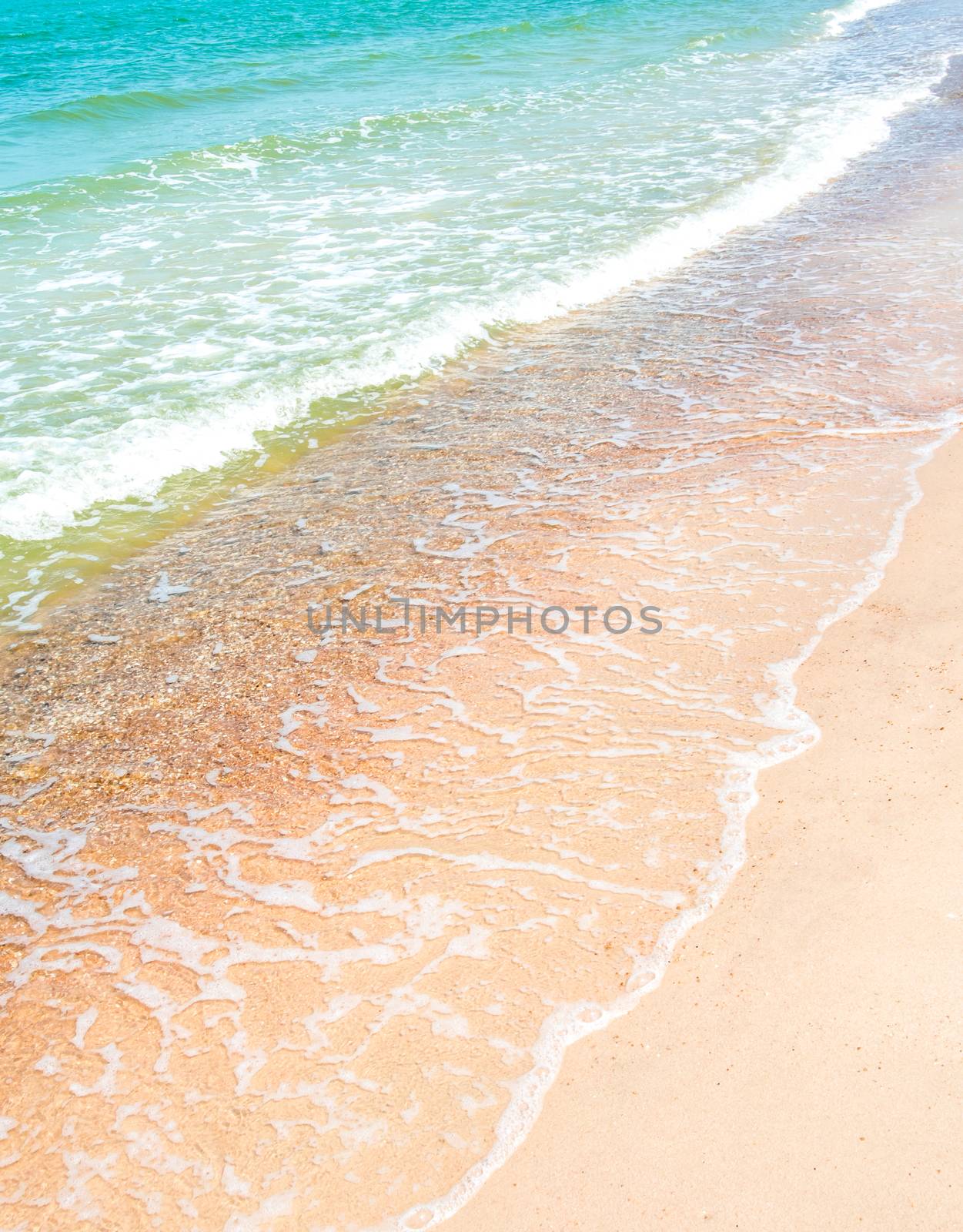 White bubble and Light reflection on the surface of movement sea on the beach