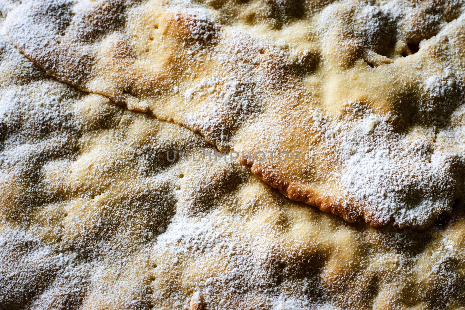 the surface of the cake sprinkled with powdered sugar by Ahojdoma