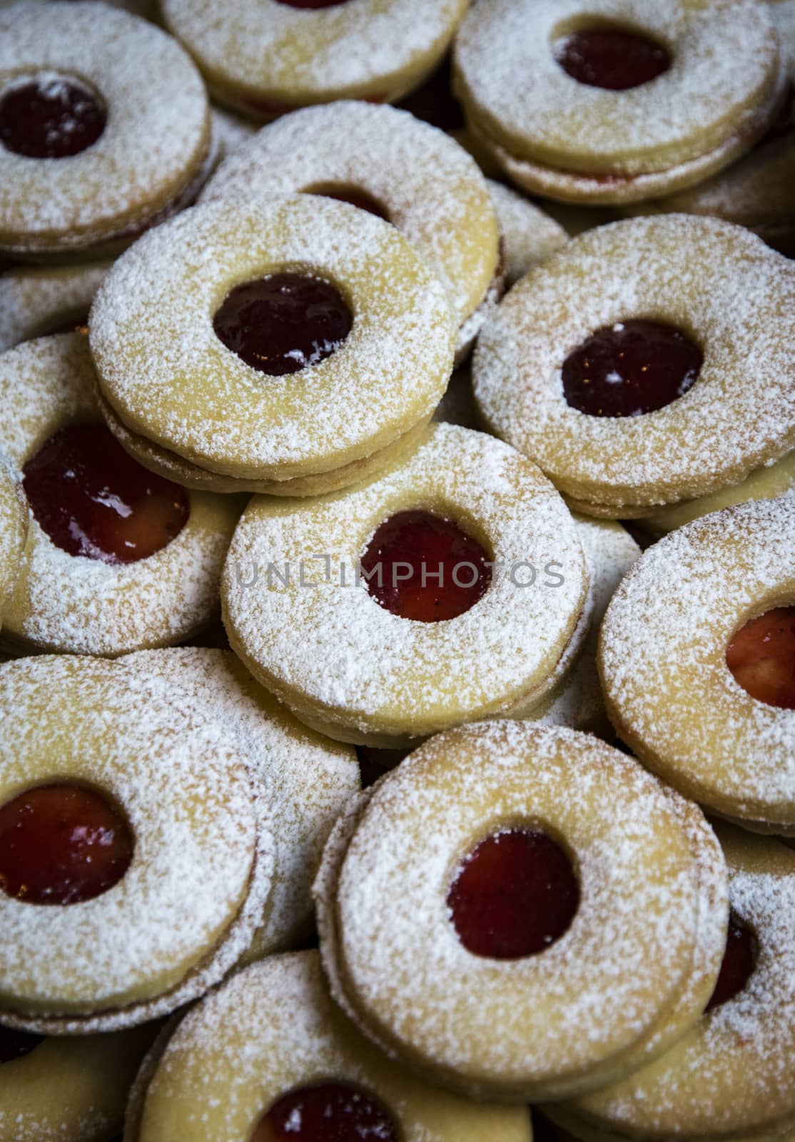 circular cookies filled with jam by Ahojdoma