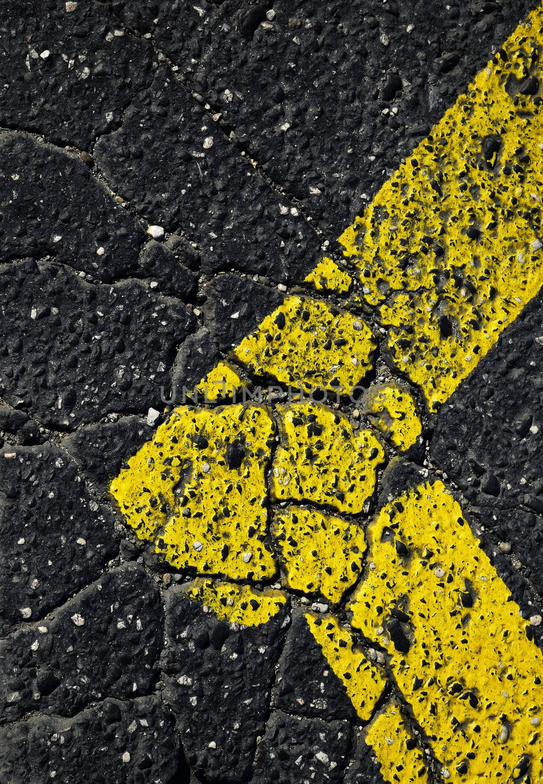 yellow line on asphalt by Ahojdoma