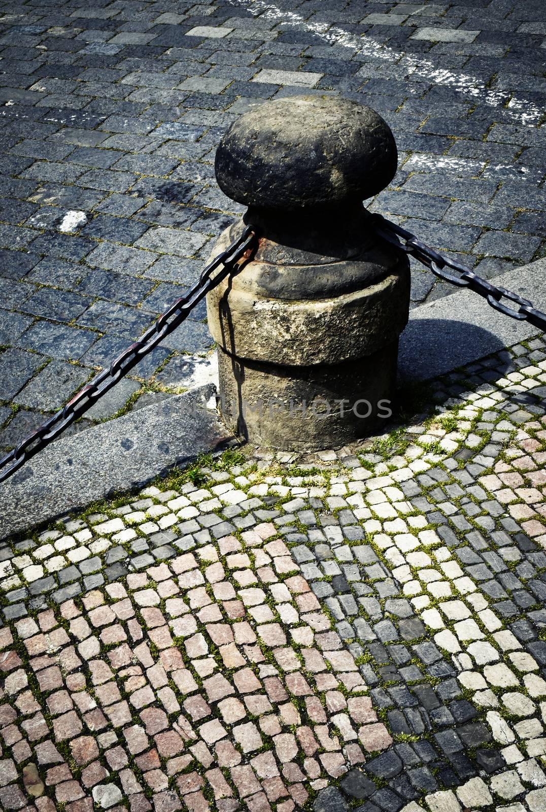 stone fence column with metal chains by Ahojdoma