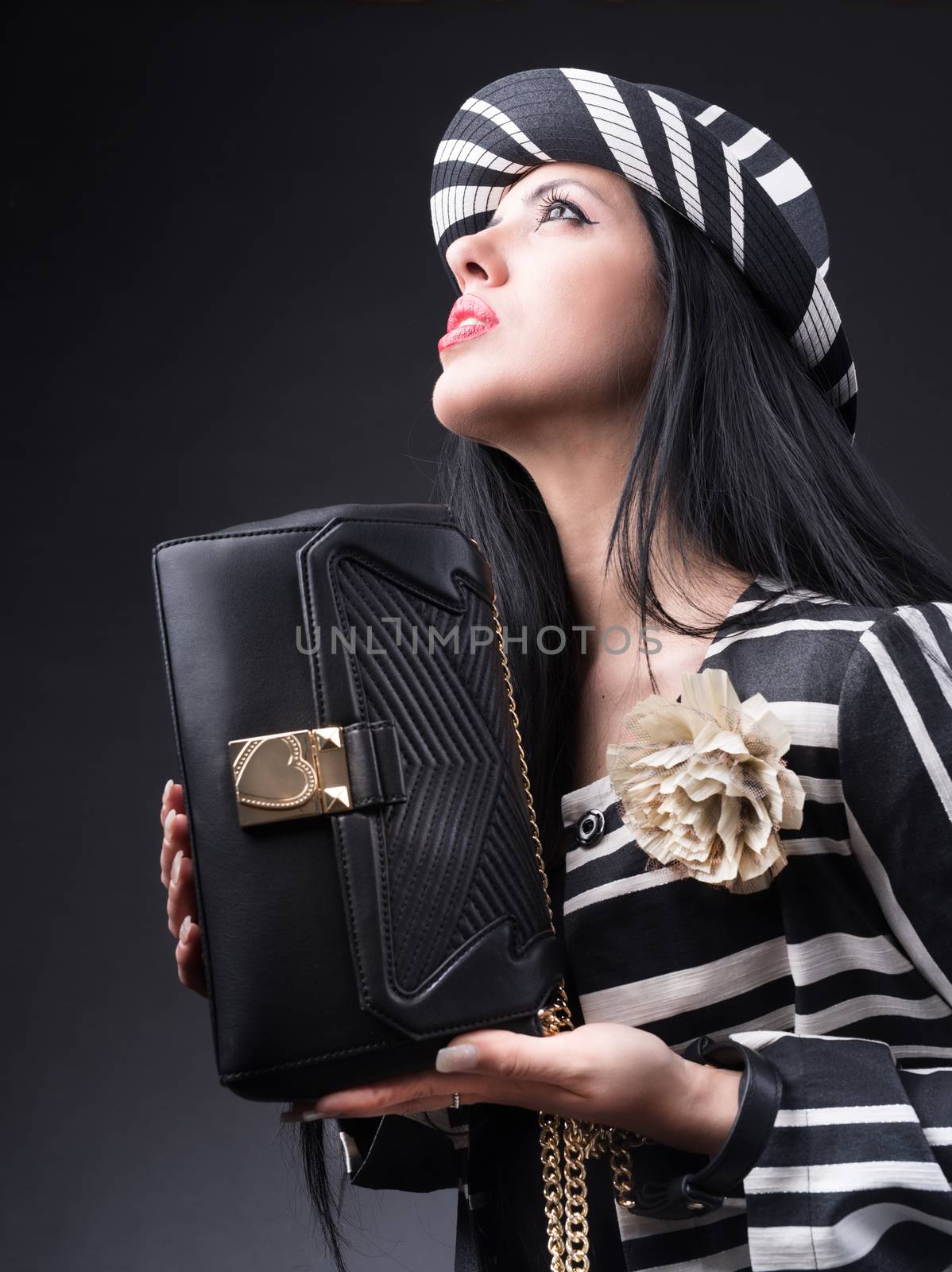 Style girl with bag and black and white outfit 