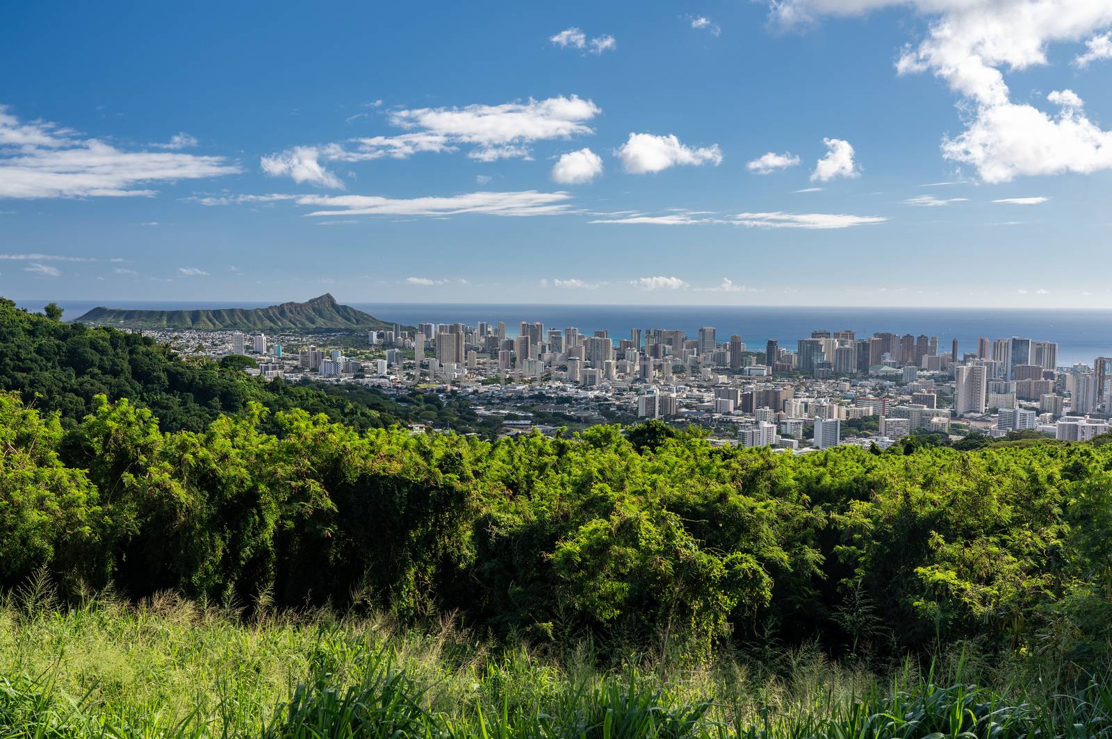 Wide panoramic image of Waikiki, Honolulu and Diamond Head from the Tantalus Overlook on Oahu, Hawaii