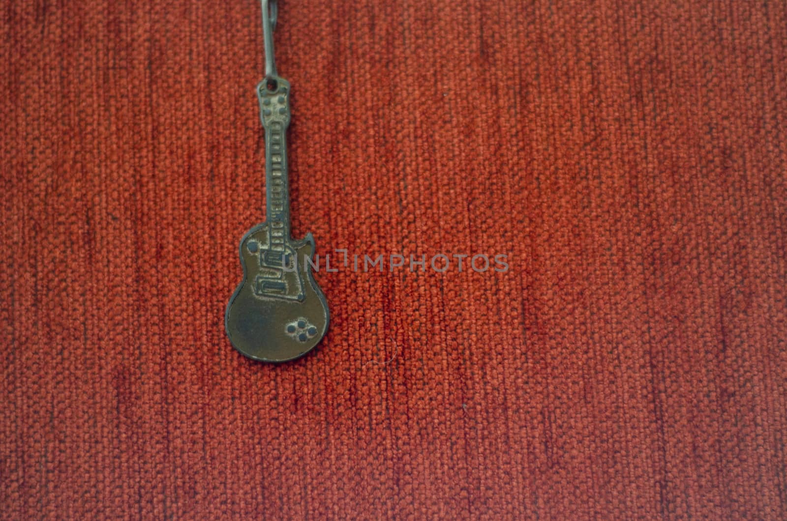 Old Rusty Guitar Necklace, Vintage Rusty Guitar Necklace, Accessory by Hasilyus