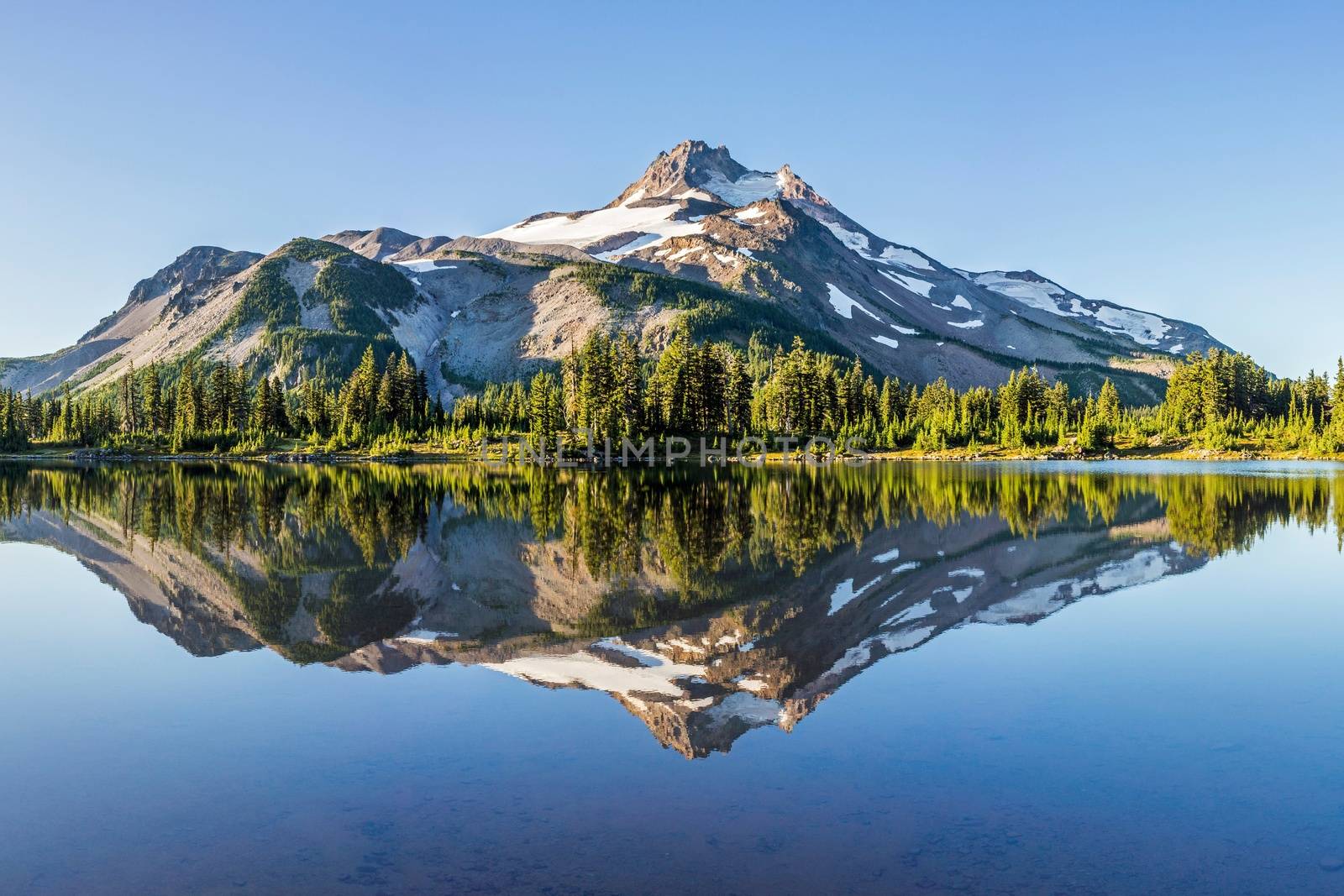 Summer Sunrise South Sister mountains in central Oregon near Bend are reflected in Green Lakes. Mountains in the cascade Range of Oregon, USA Beautiful landscape background