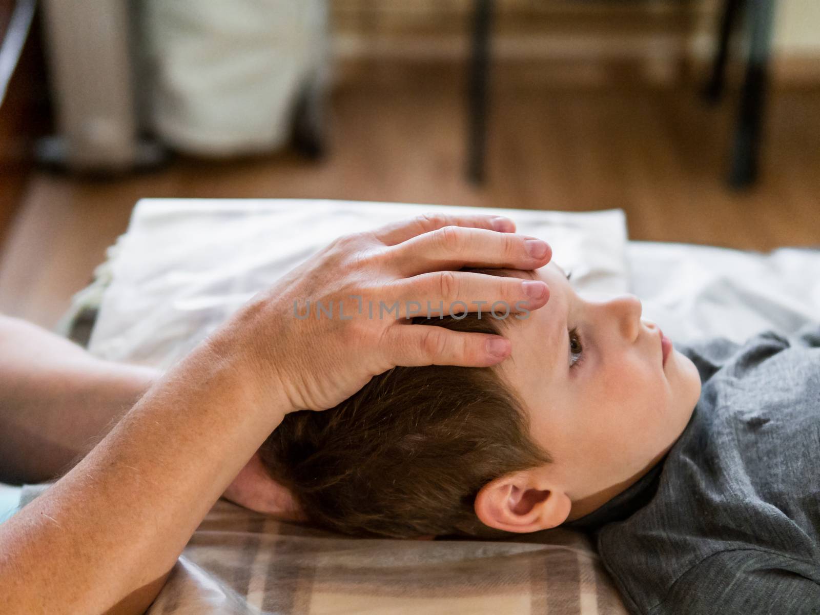 Osteopathy treatment for a child by fascinadora