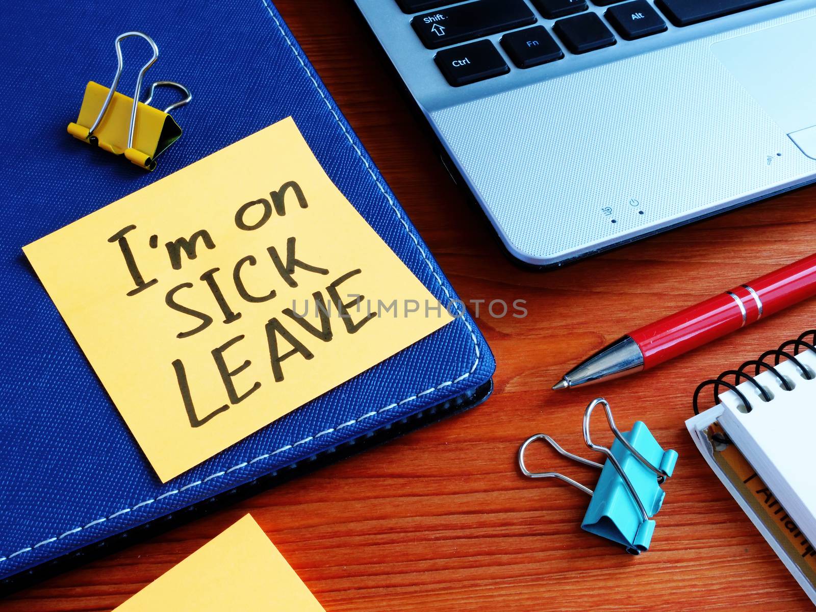 Memo stick with message I am on sick leave.