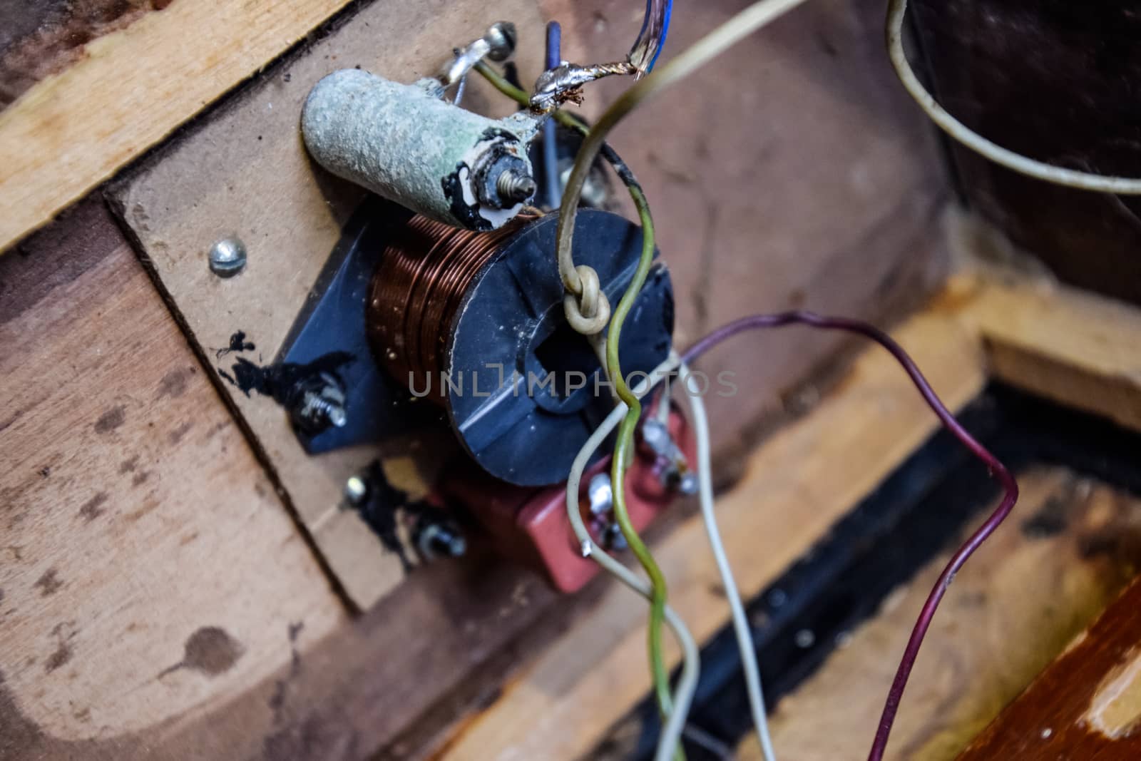 Acoustic filter in a music column. Electrical circuit of a magnetic coil, capacitor and resistance. Repair of acoustic dynamics, ration soldering wire on the speaker.