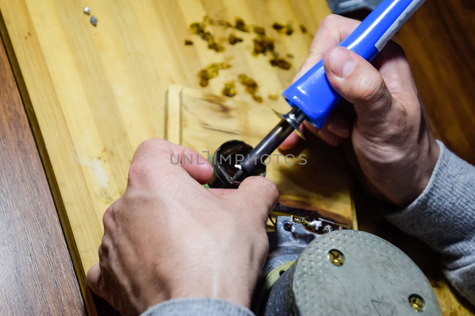 Repair of acoustic dynamics, ration soldering wire on the speaker. Nickel cobalt speaker 25gd-26