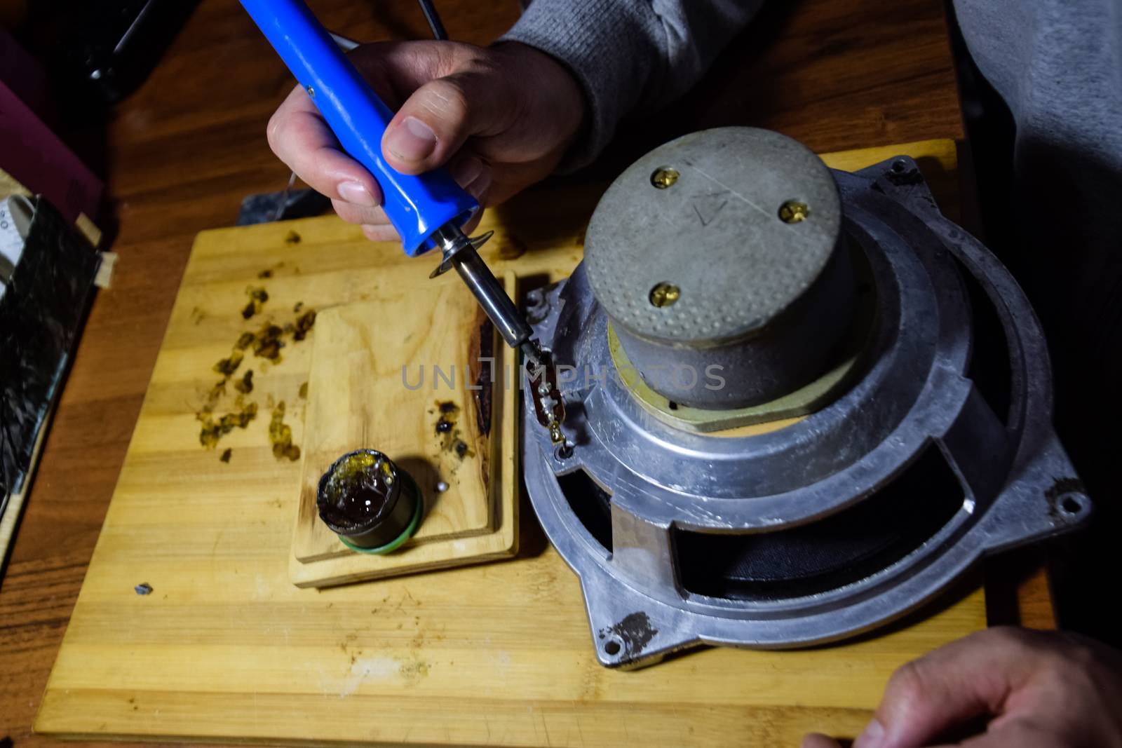 Repair of acoustic dynamics, ration soldering wire on the speaker. Nickel cobalt speaker 25gd-26