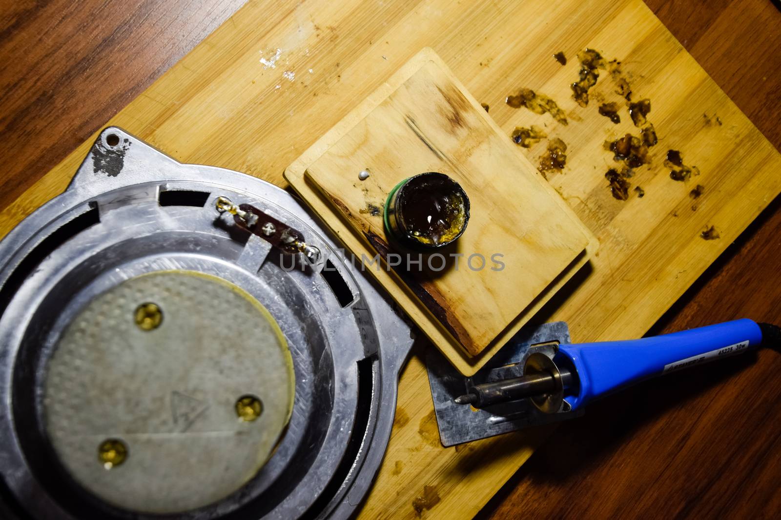 Repair of acoustic dynamics, ration soldering wire on the speaker. Nickel cobalt speaker 25gd-26