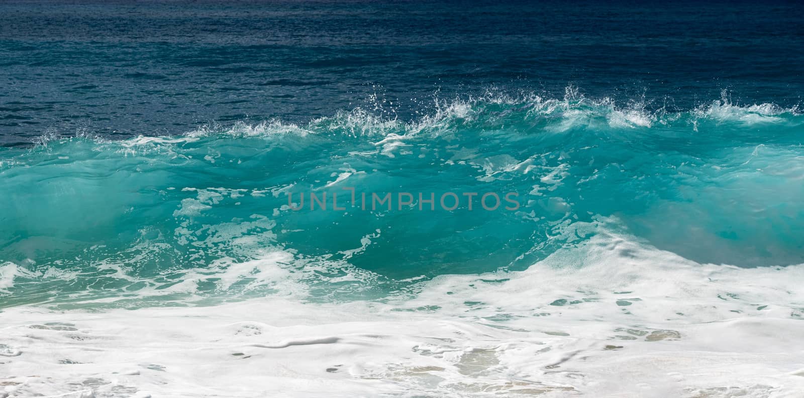 Frozen motion of water droplets at the crest of ocean waves off the coast of Hawaii