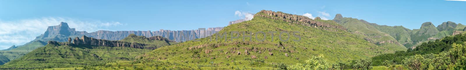 Panoramic view from the hiking trail to the Policemans Helmet. The Amphitheatre and the Policemans Helmet are visible