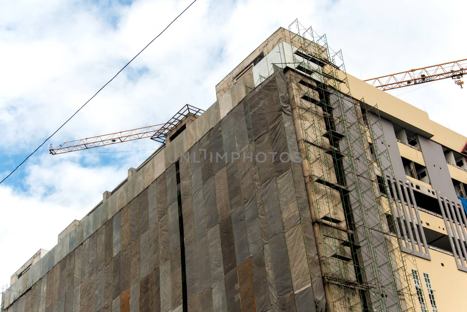 The site protected, canvases stretch together, Covered the under construction building