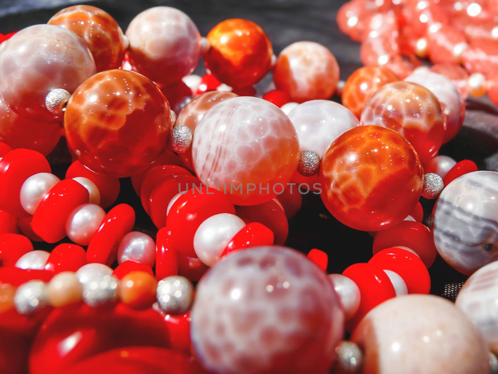 Women's jewelry with natural stones. Agate beads.
