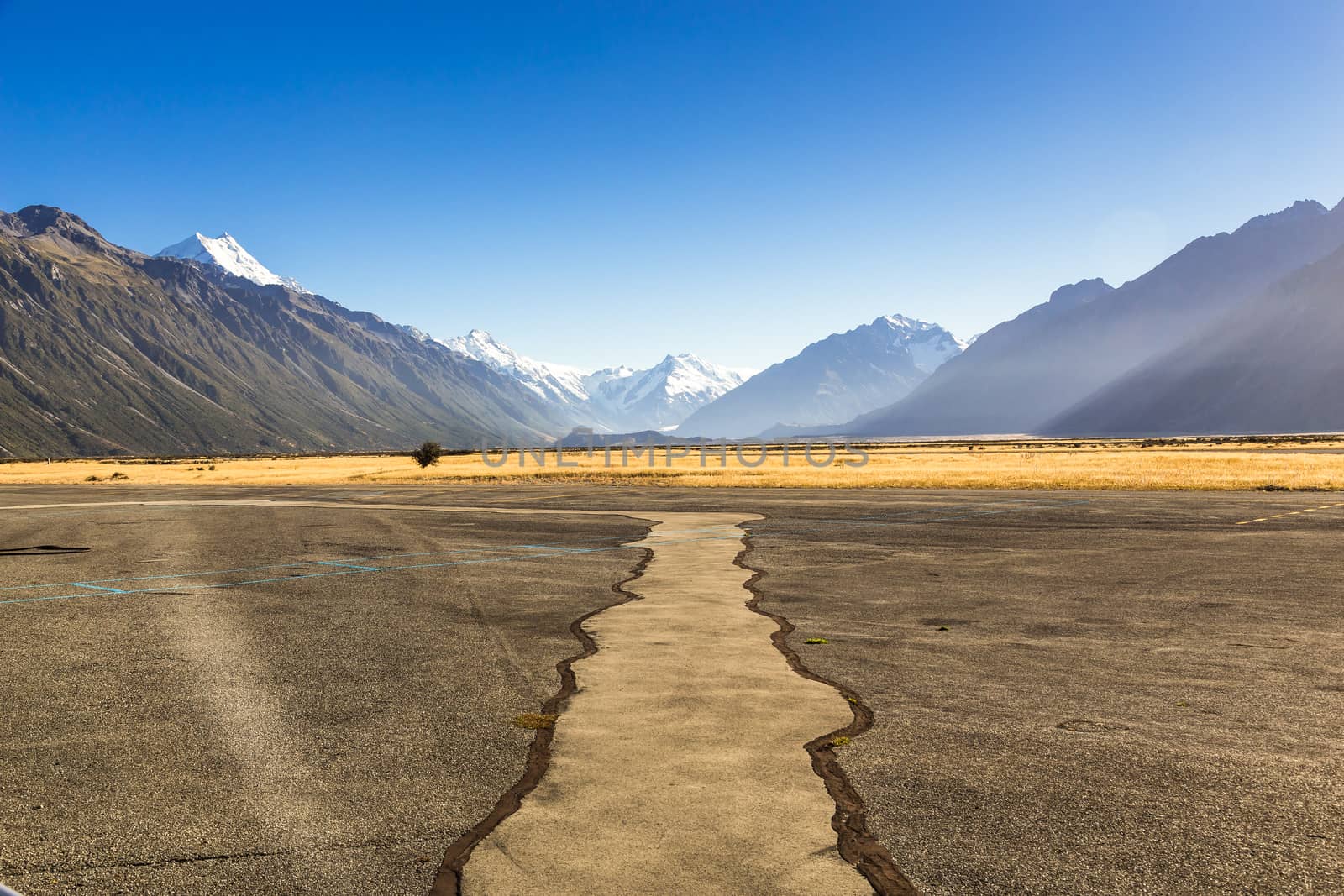 Mount Cook, New Zealand. by SeuMelhorClick