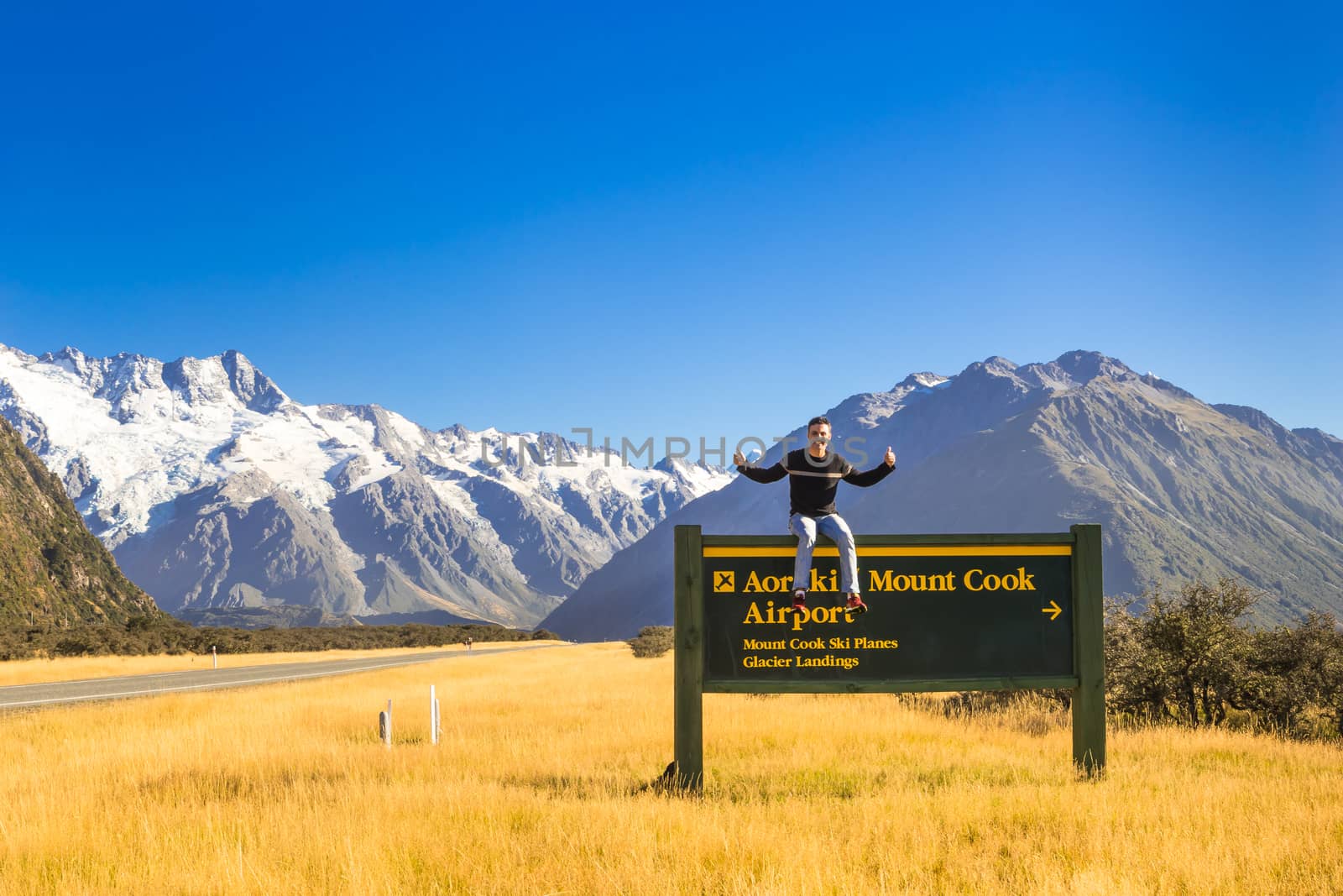 Mount Cook, New Zealand. by SeuMelhorClick