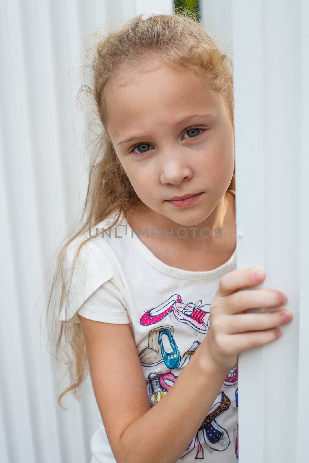 Sad little girl by altanaka