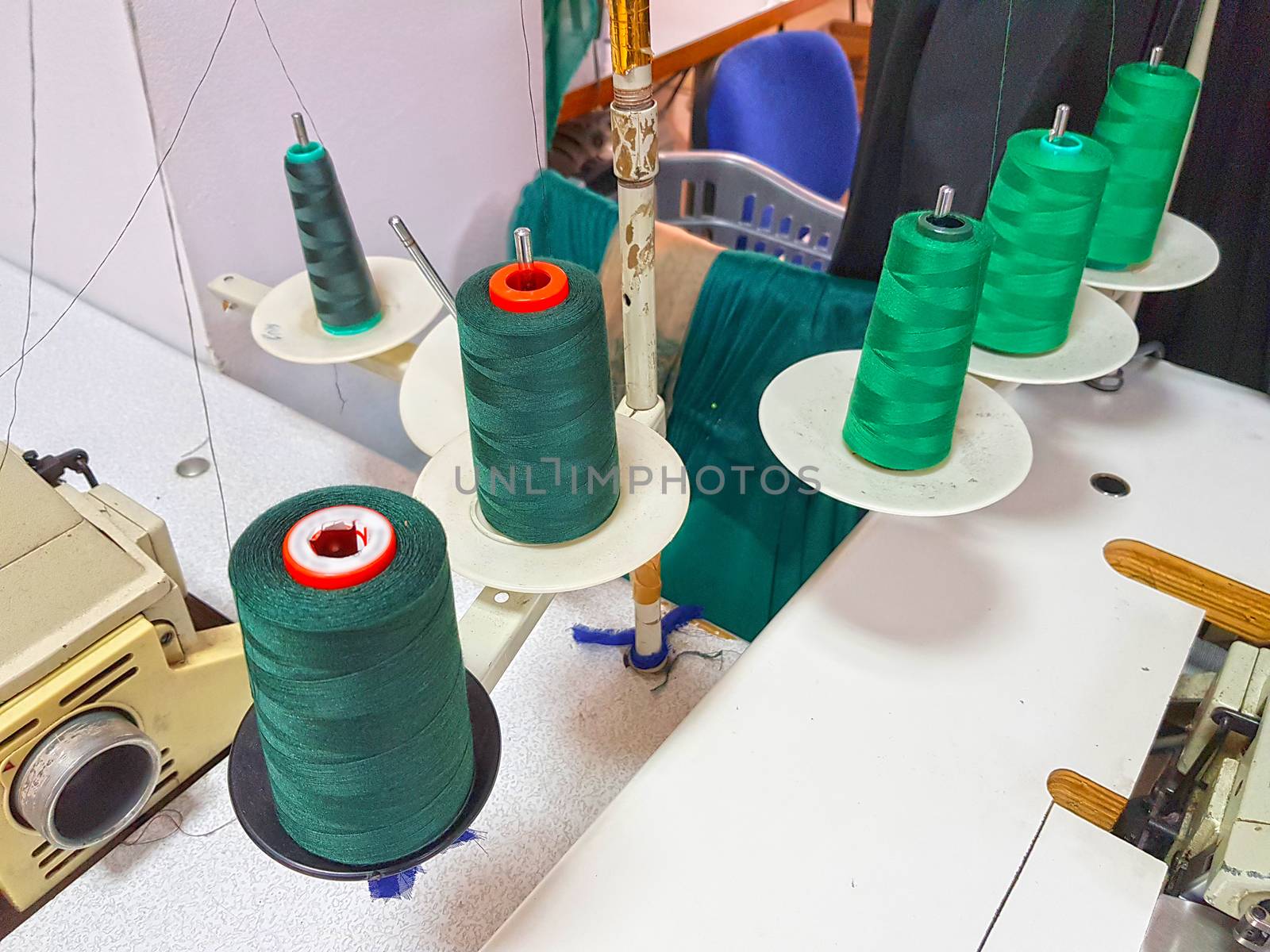 Seamstress workplace and sewing machine with threads