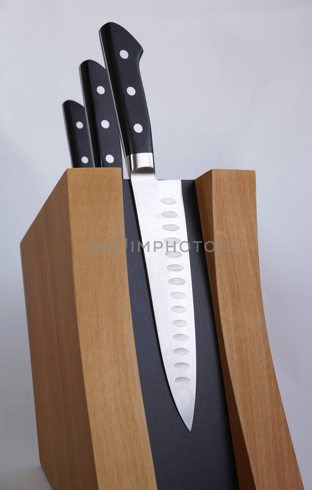 Set of knives for kitchen on a magnetic support
