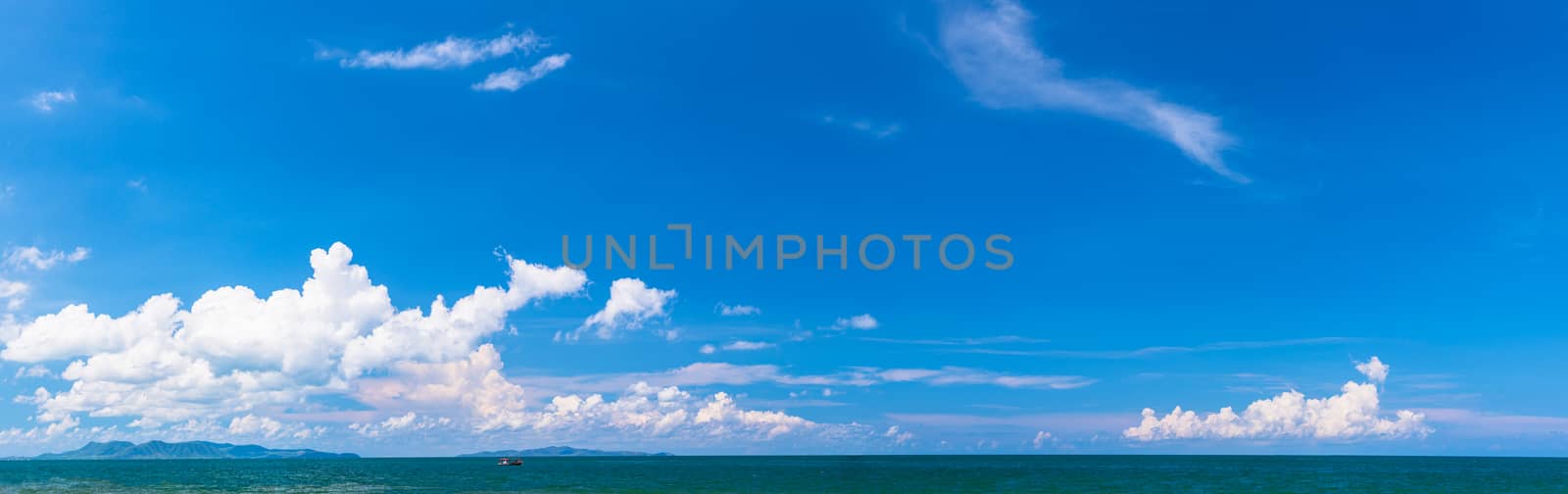 Panoramic beautiful seascape with blue sky and cloud on a sunny day