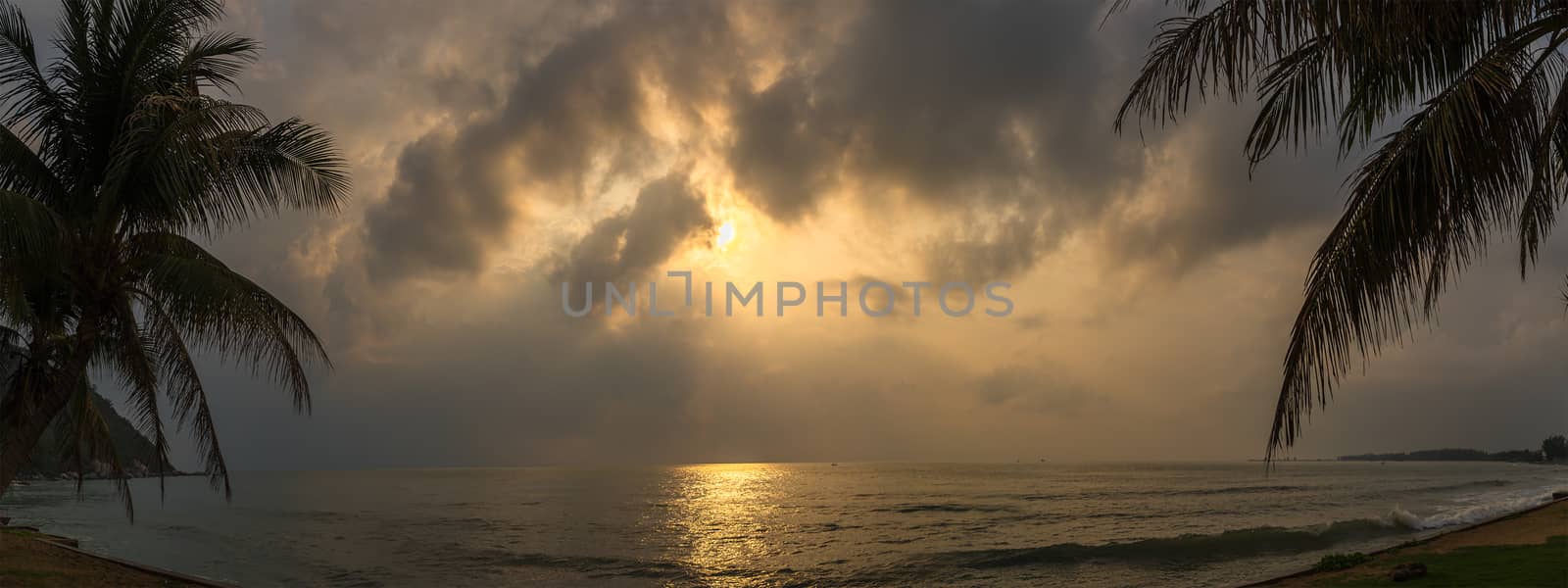 Panoramic sunset with fluffy clouds in the twilight sky,Sunlight with dramatic cloud over sea