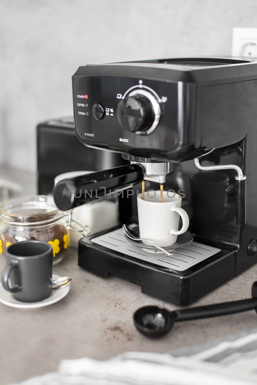 Coffee making process with a household coffee machine.