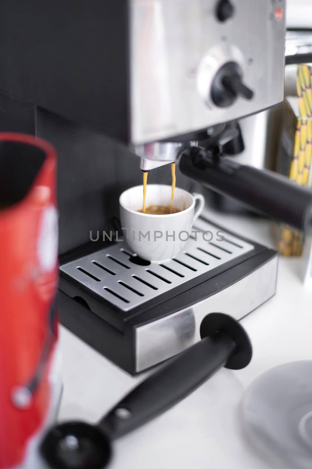 Coffee making process with a household coffee machine.