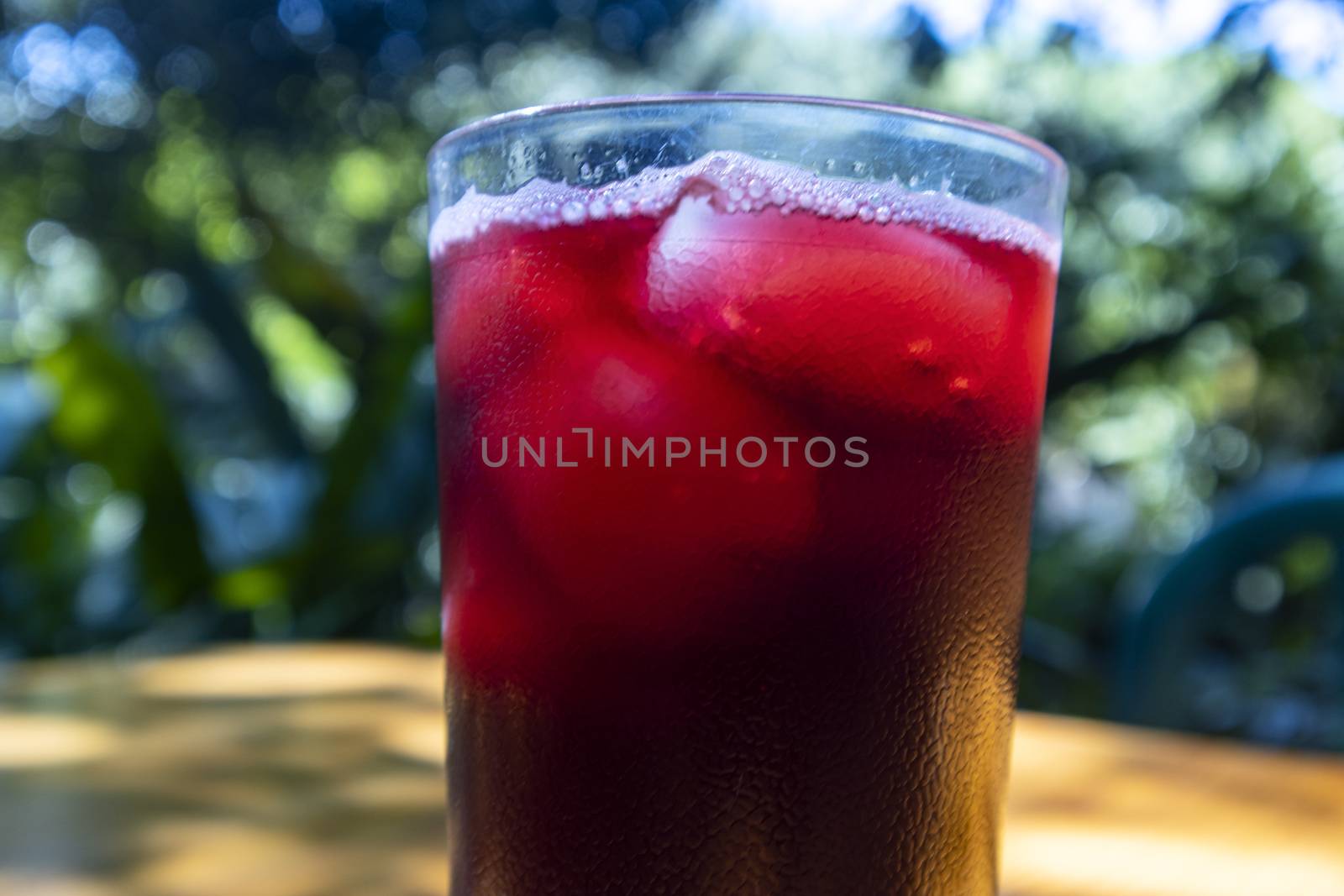 flor de jamaica drink with ice