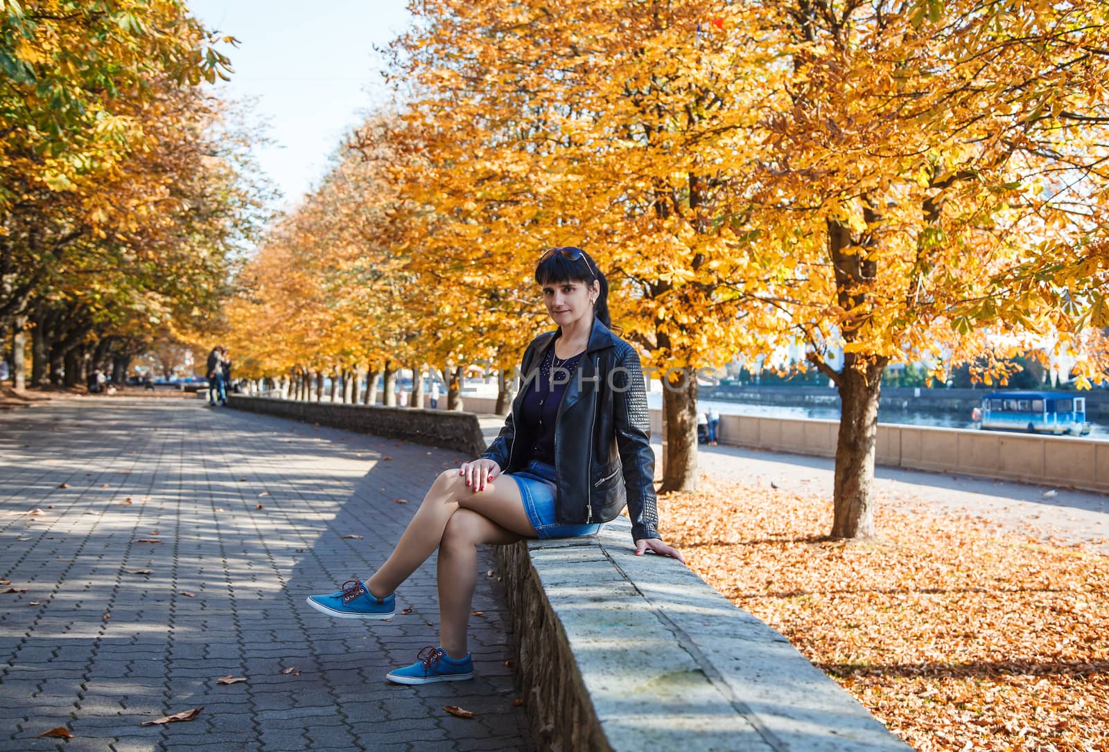 young brunette smiling woman on a walk in the park by raddnatt