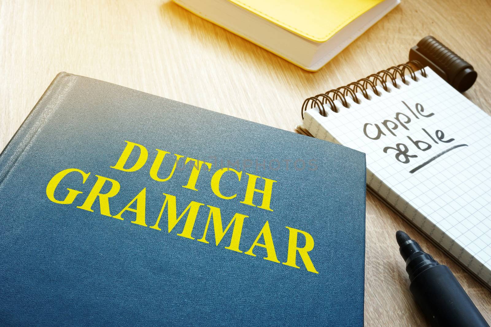 Learn dutch grammar. Book and pen a table.