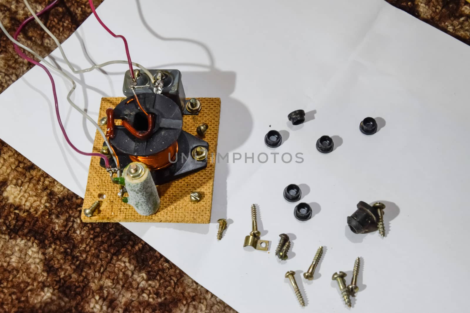 Acoustic filter in a music column. Electrical circuit of a magnetic coil, capacitor and resistance. Repair of acoustic dynamics, ration soldering wire on the speaker.