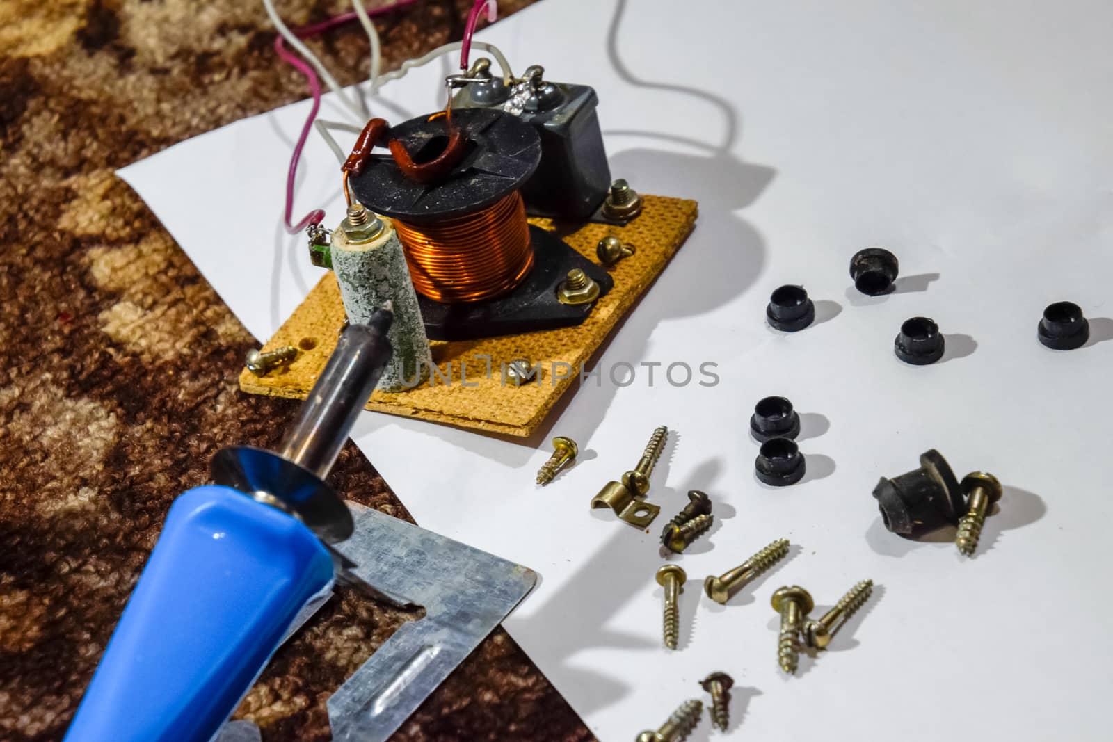 Acoustic filter in a music column. Electrical circuit of a magnetic coil, capacitor and resistance. Repair of acoustic dynamics, ration soldering wire on the speaker.