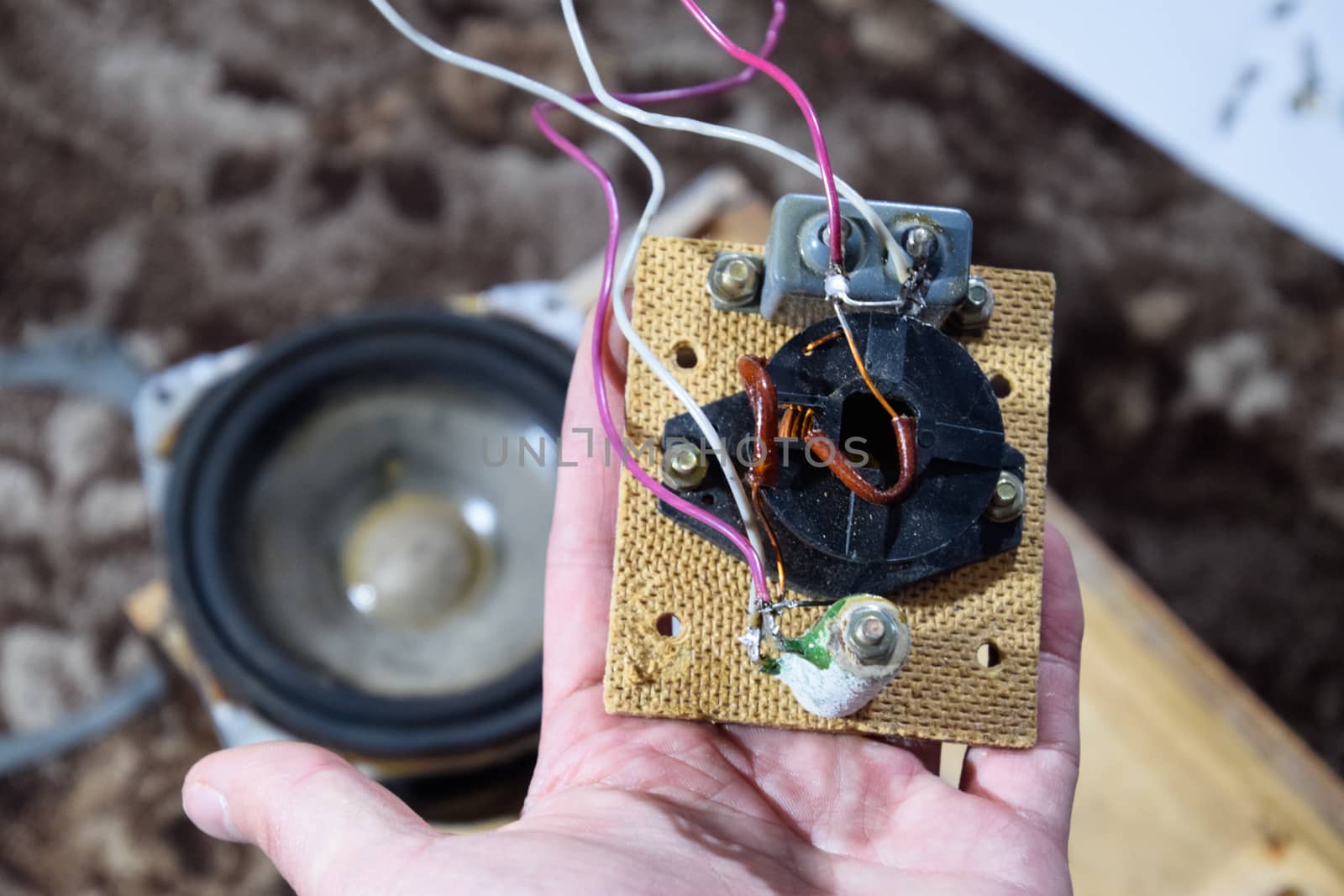 Acoustic filter in a music column. Electrical circuit of a magnetic coil, capacitor and resistance. Repair of acoustic dynamics, ration soldering wire on the speaker.