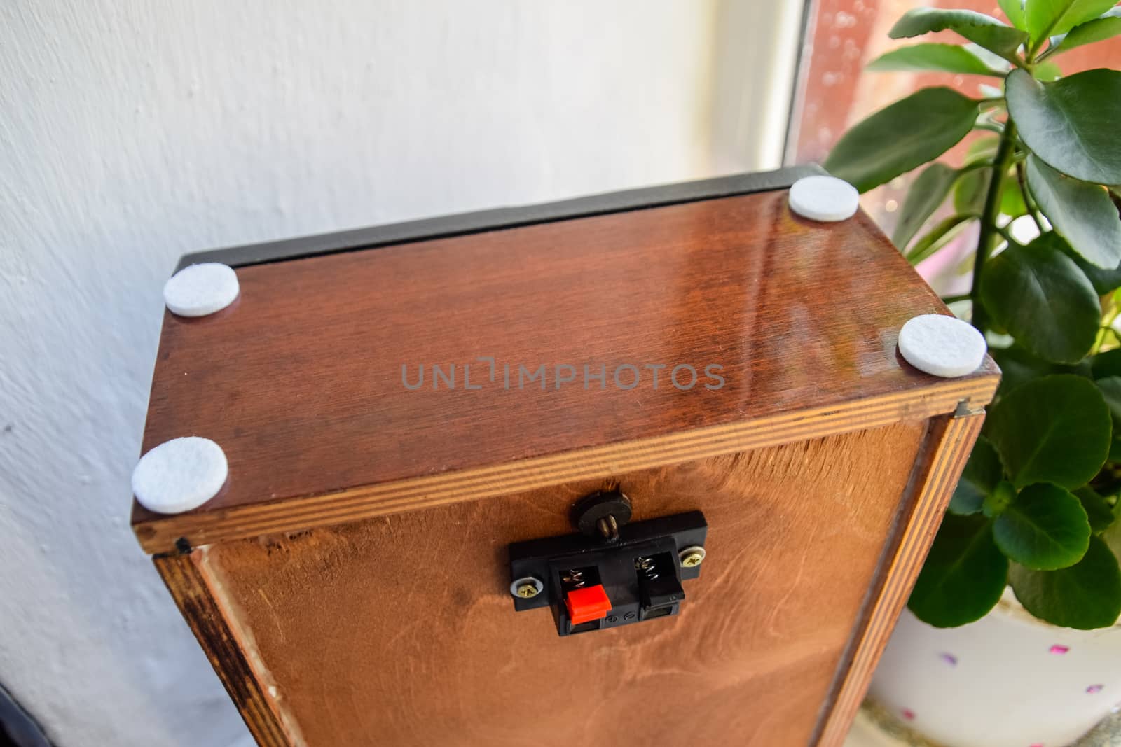 The back of the speakers. Terminals for attaching speaker wires to the speaker. Column speaker 15AS-208. Vintage Soviet bookshelf acoustics.