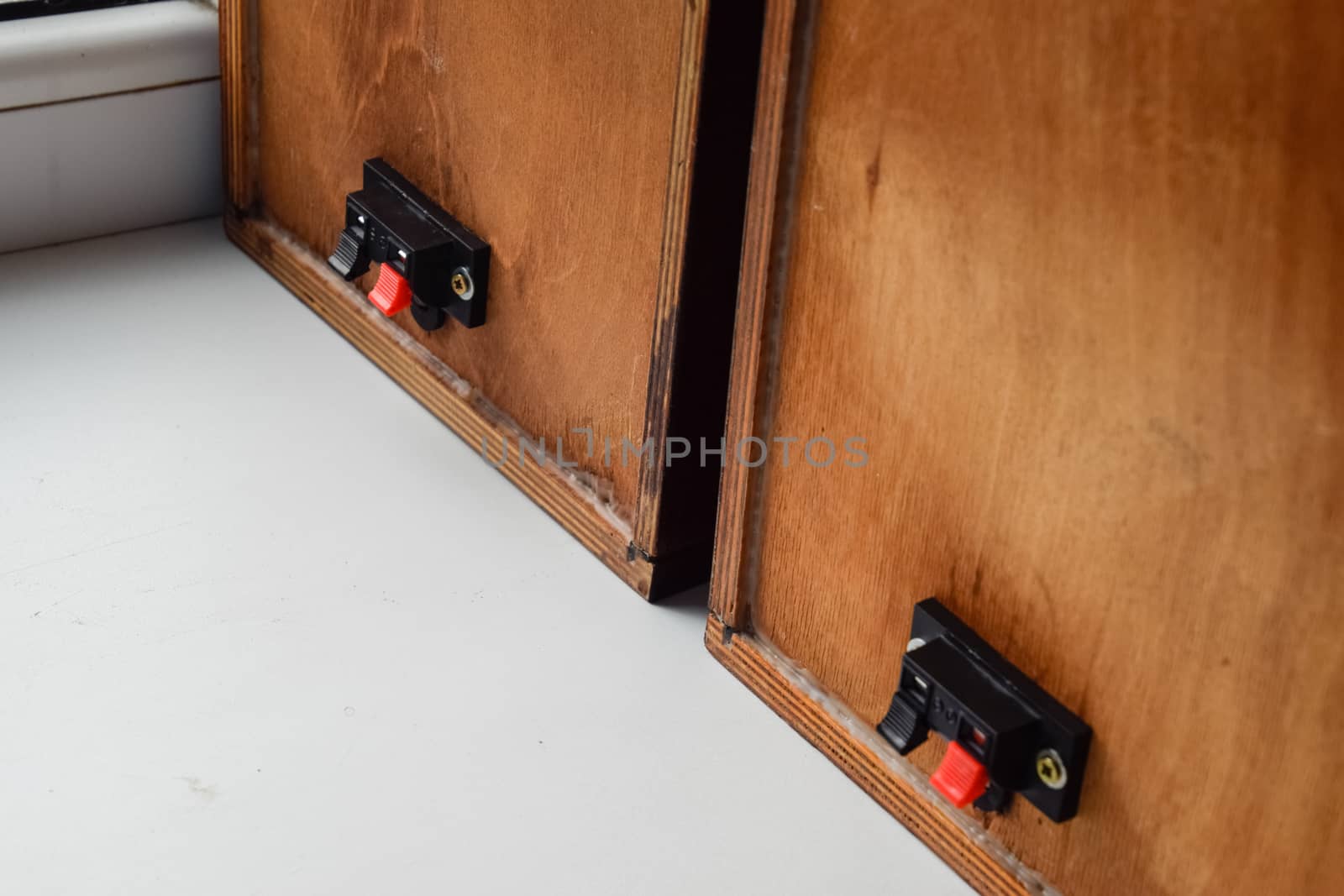 The back of the speakers. Terminals for attaching speaker wires to the speaker. Column speaker 15AS-208. Vintage Soviet bookshelf acoustics.