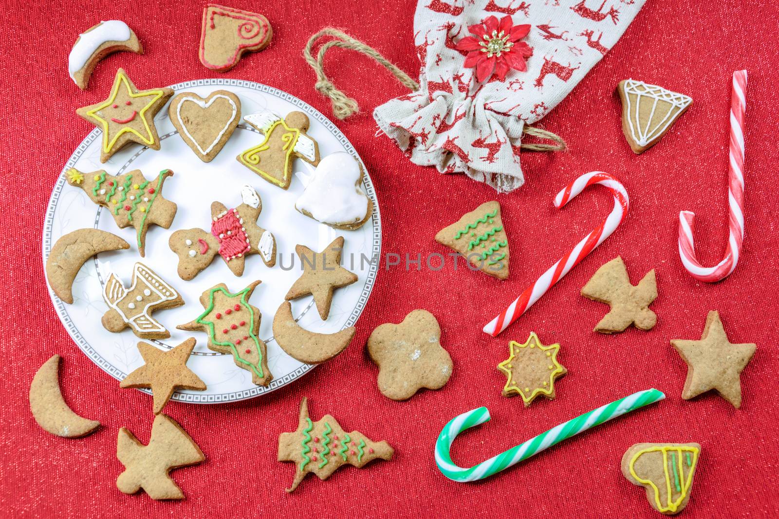 Homemade Christmas gingerbreads by wdnet_studio