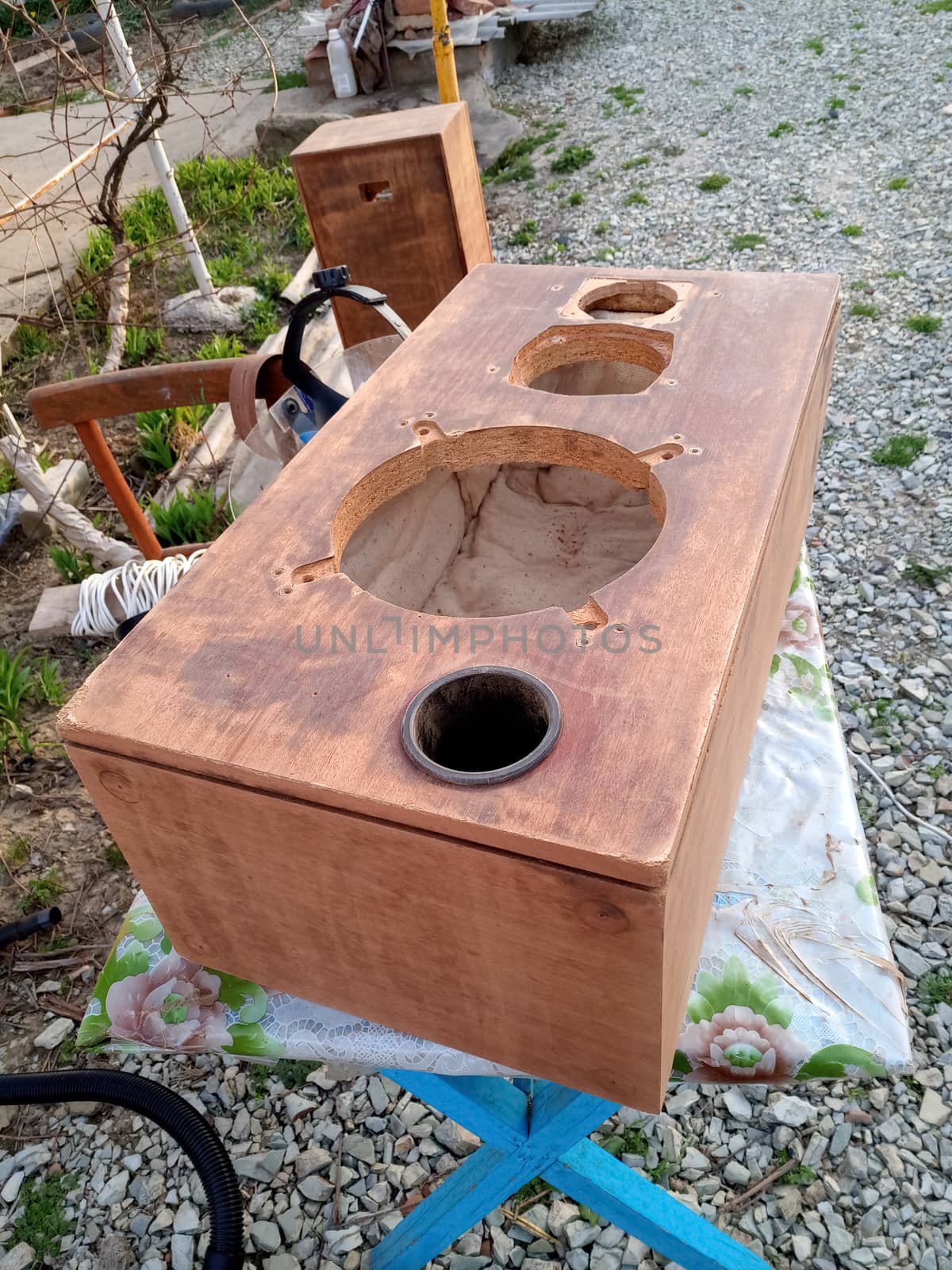 Case of the Acoustic vintage system amphiton 35ac-018 during restoration. Grinding and painting.