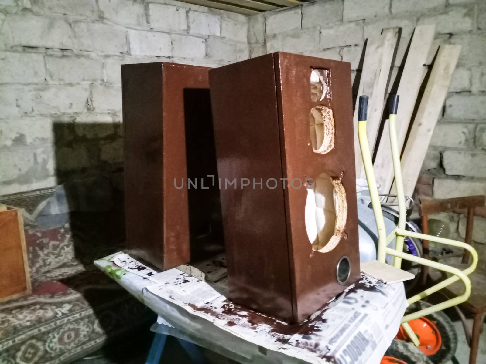 Case of the Acoustic vintage system amphiton 35ac-018 during restoration. Grinding and painting.