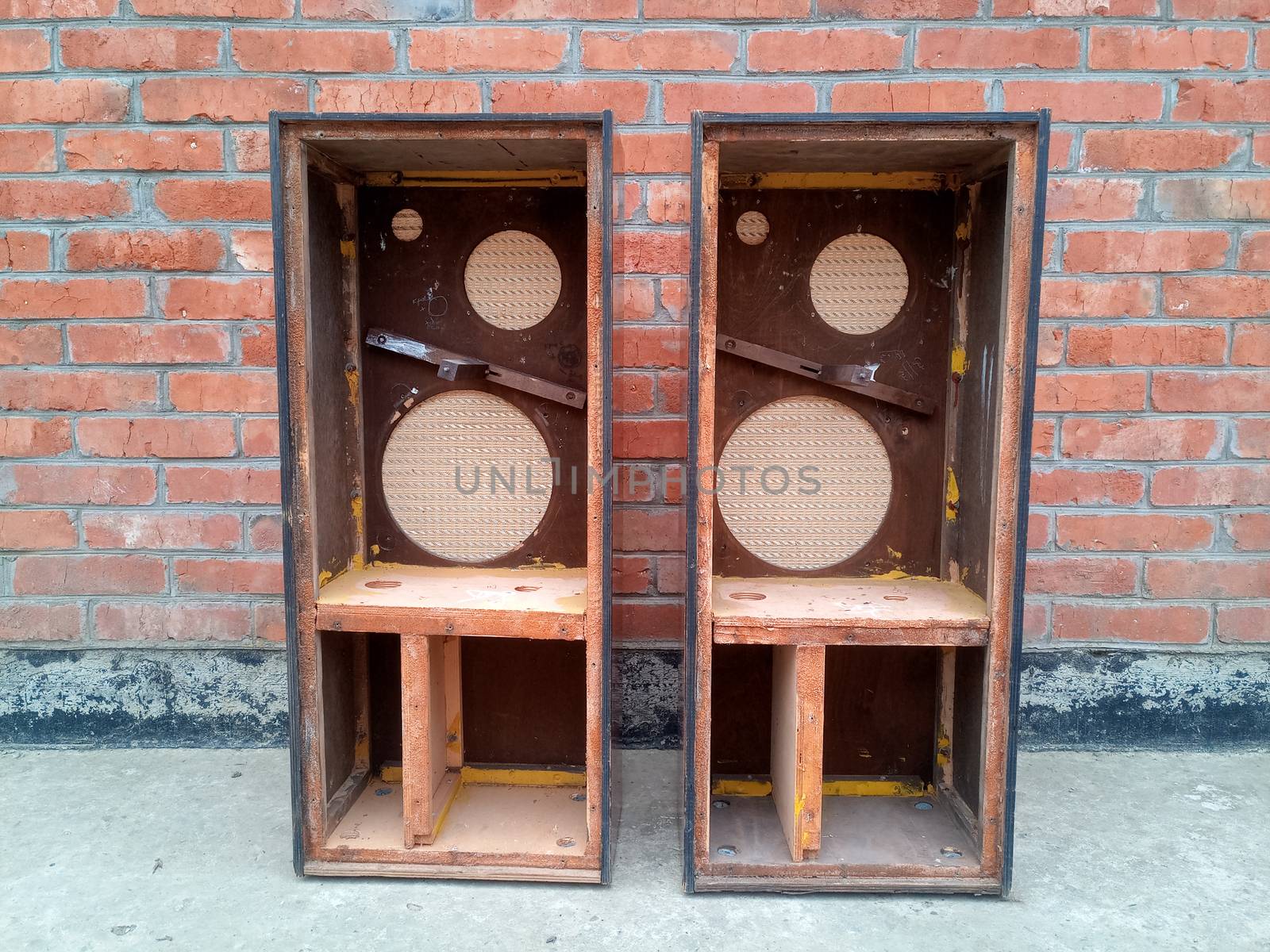 Cases from speakers Symphony 2. Retro acoustics of the 1960s.