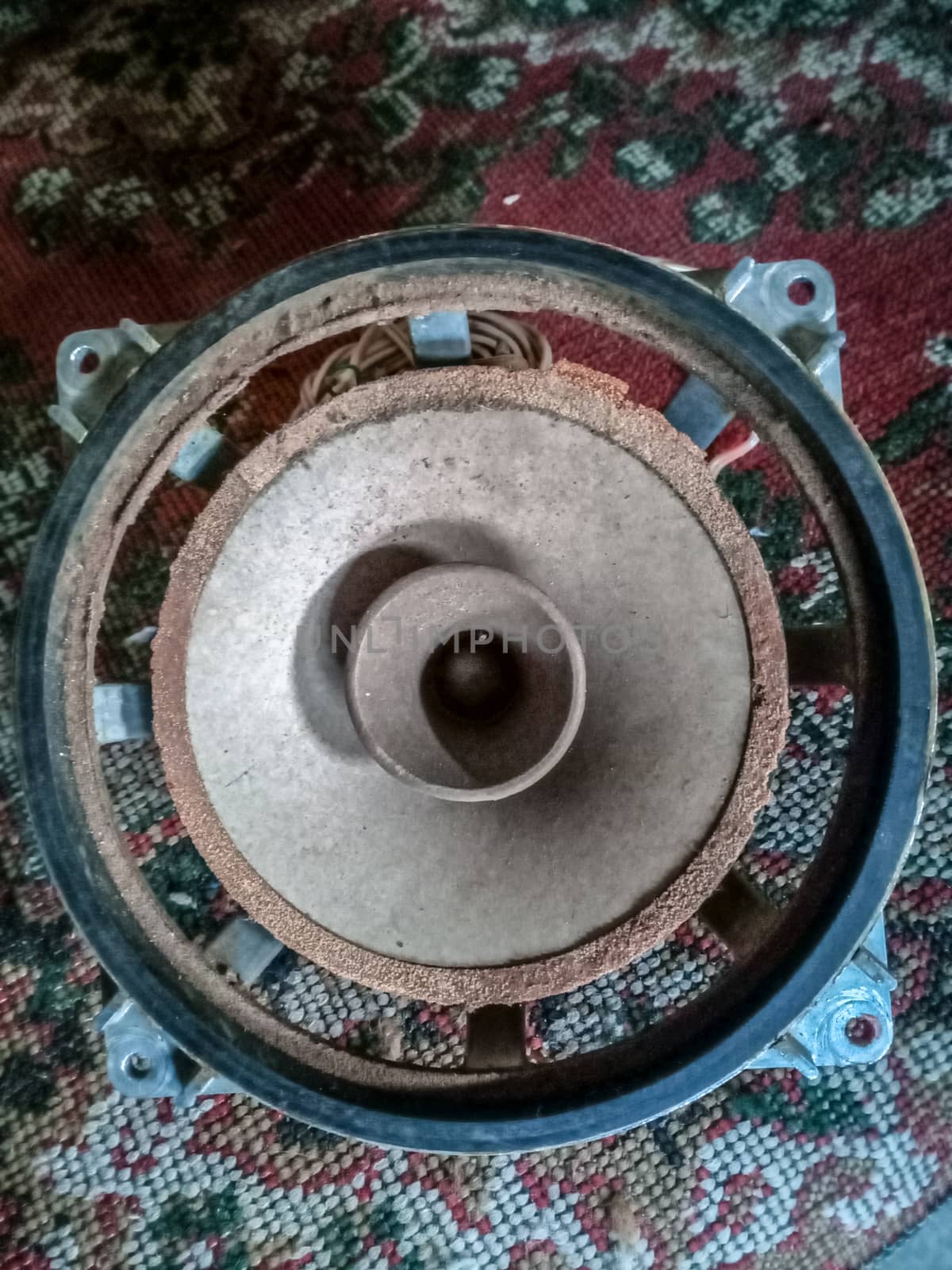 Old broken Soviet-made speaker 10gdsh-1-4. repair of the old speaker.