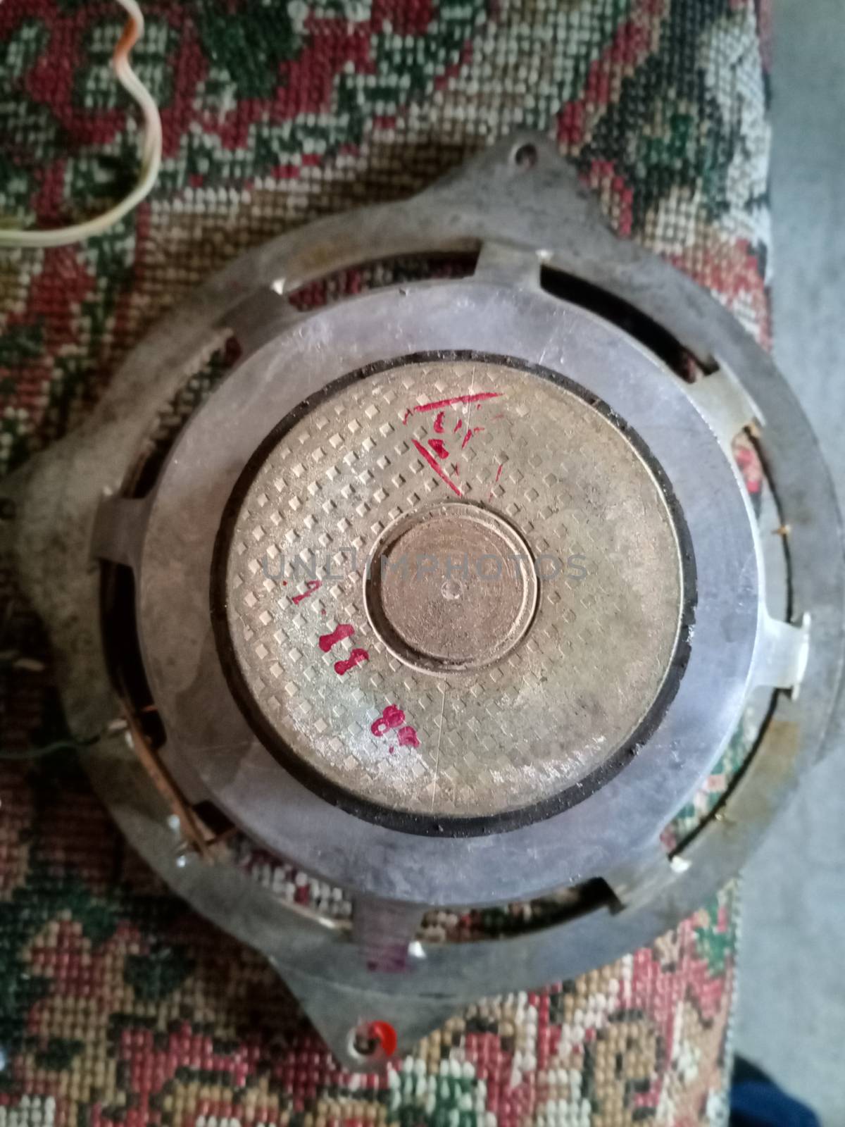 Old broken Soviet-made speaker 10gdsh-1-4. repair of the old speaker.