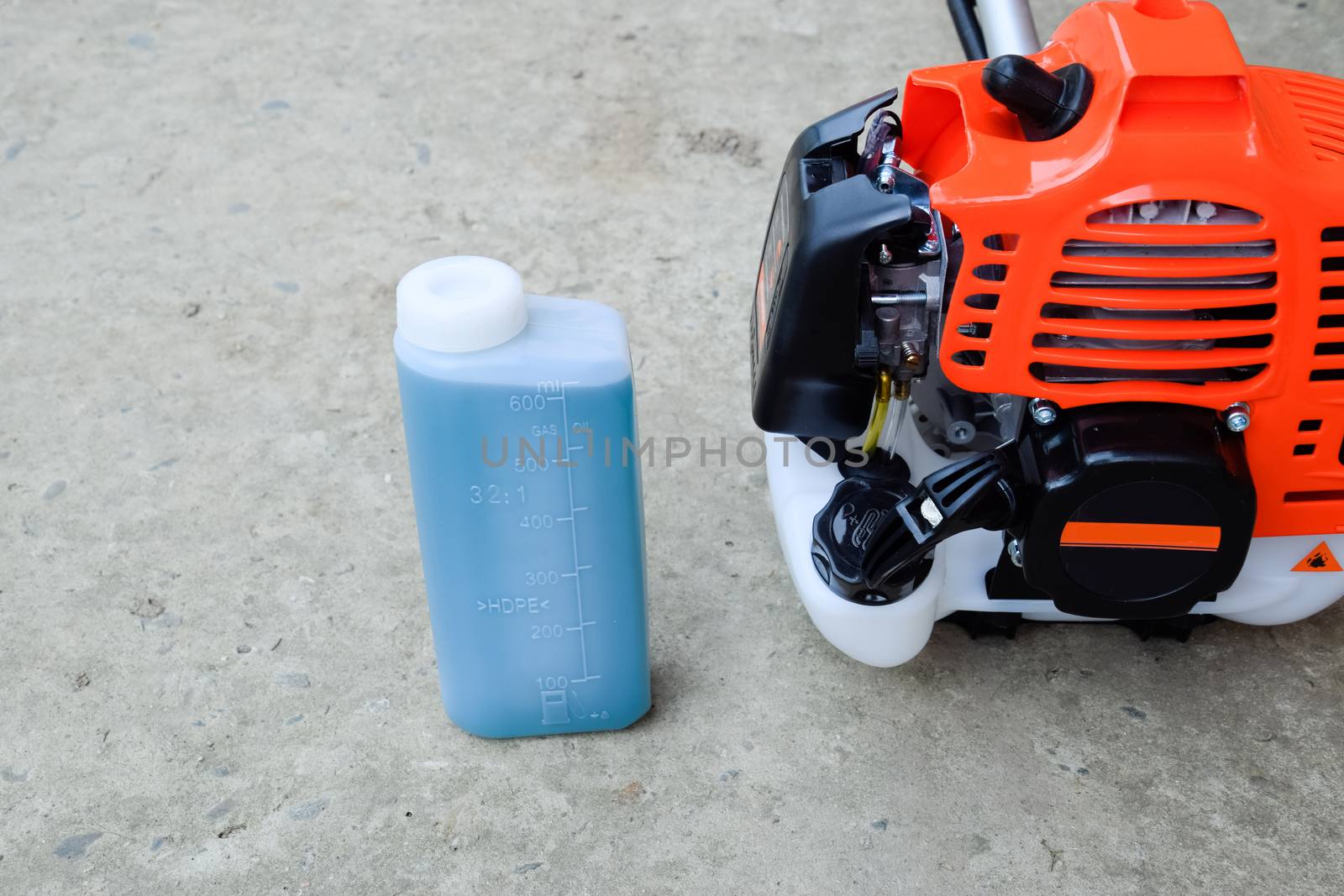 Prepared fuel mixture for a two stroke gasoline trimmer engine. Gasoline trimmer. Trimer gascosis with a leaf for mowing grass and shrubs.