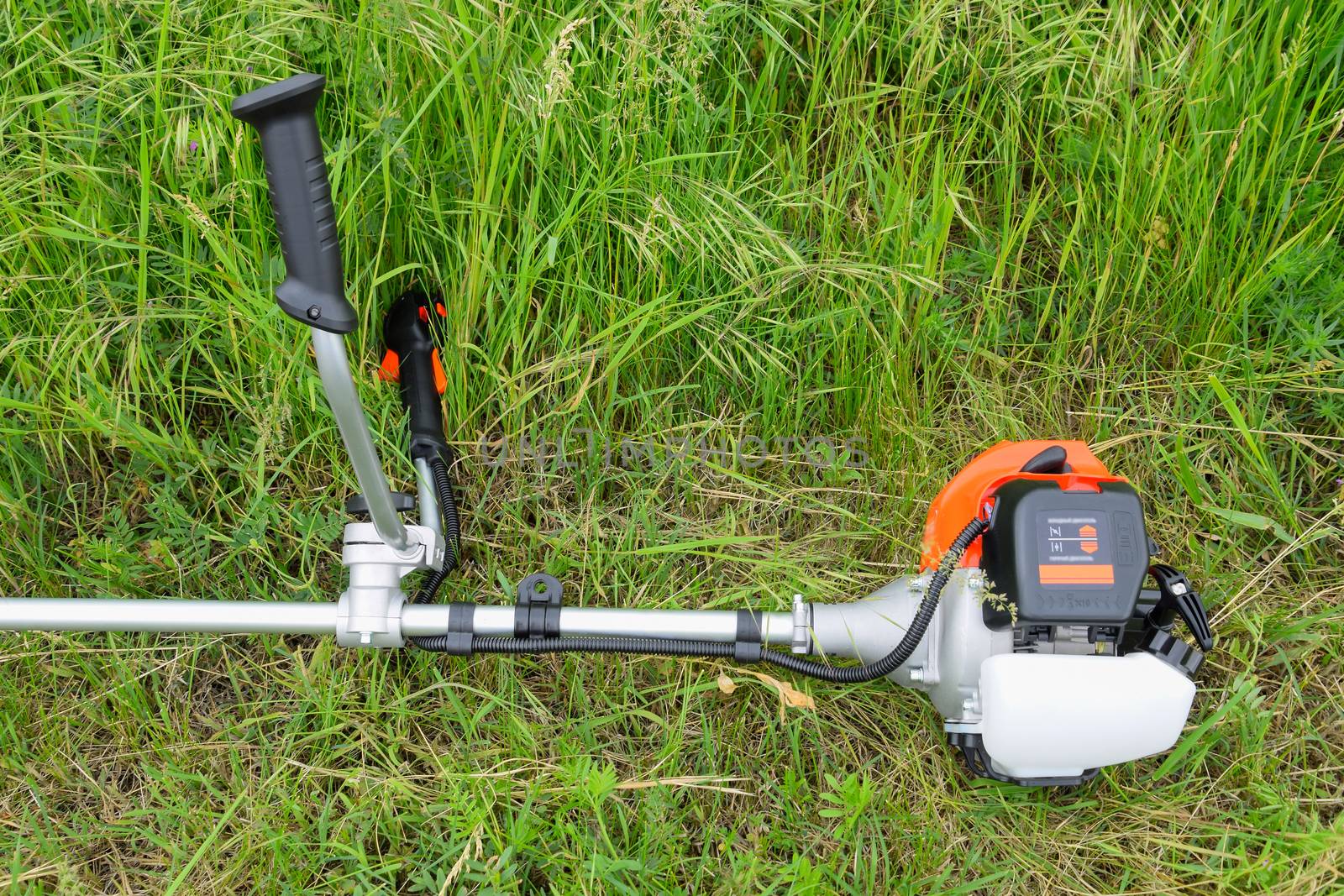 Trimer gascosis with a leaf for mowing grass and shrubs.