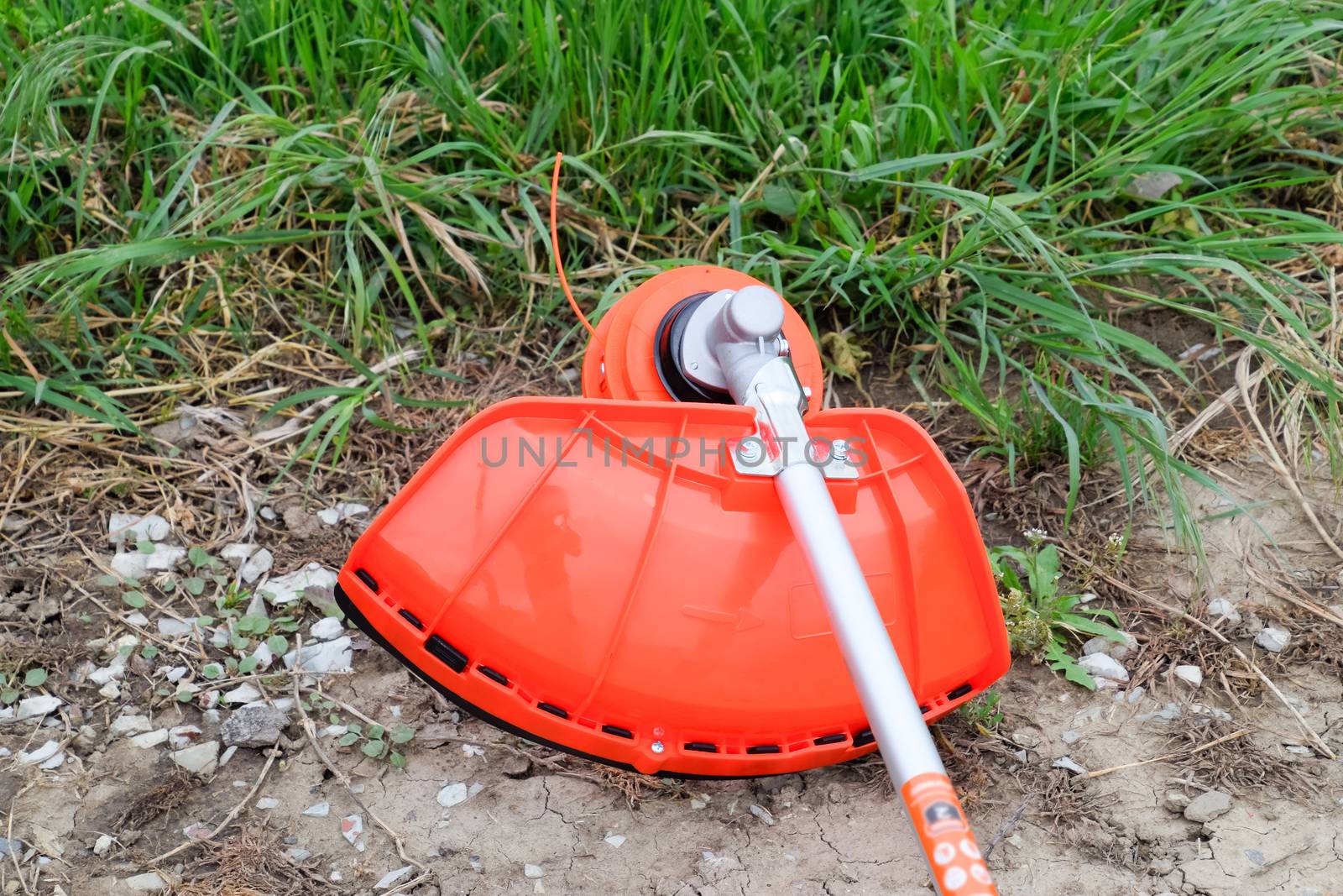 Trimer gascosis with a leaf for mowing grass and shrubs.