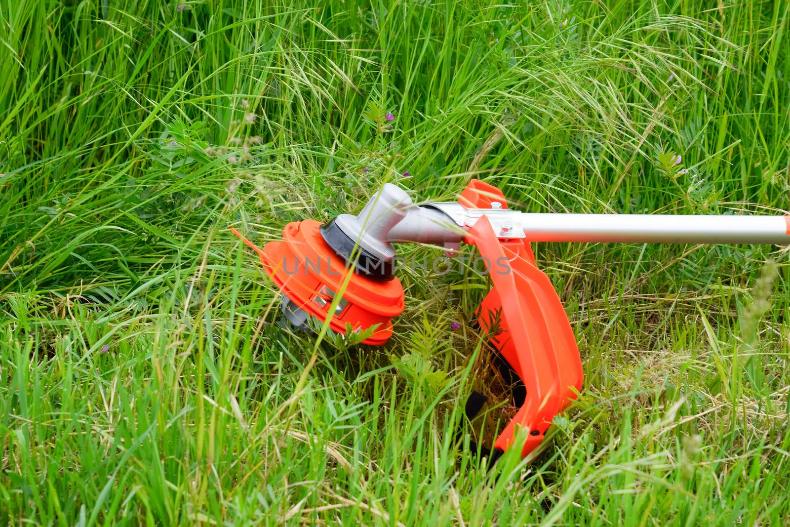 Trimer gascosis with a leaf for mowing grass and shrubs.