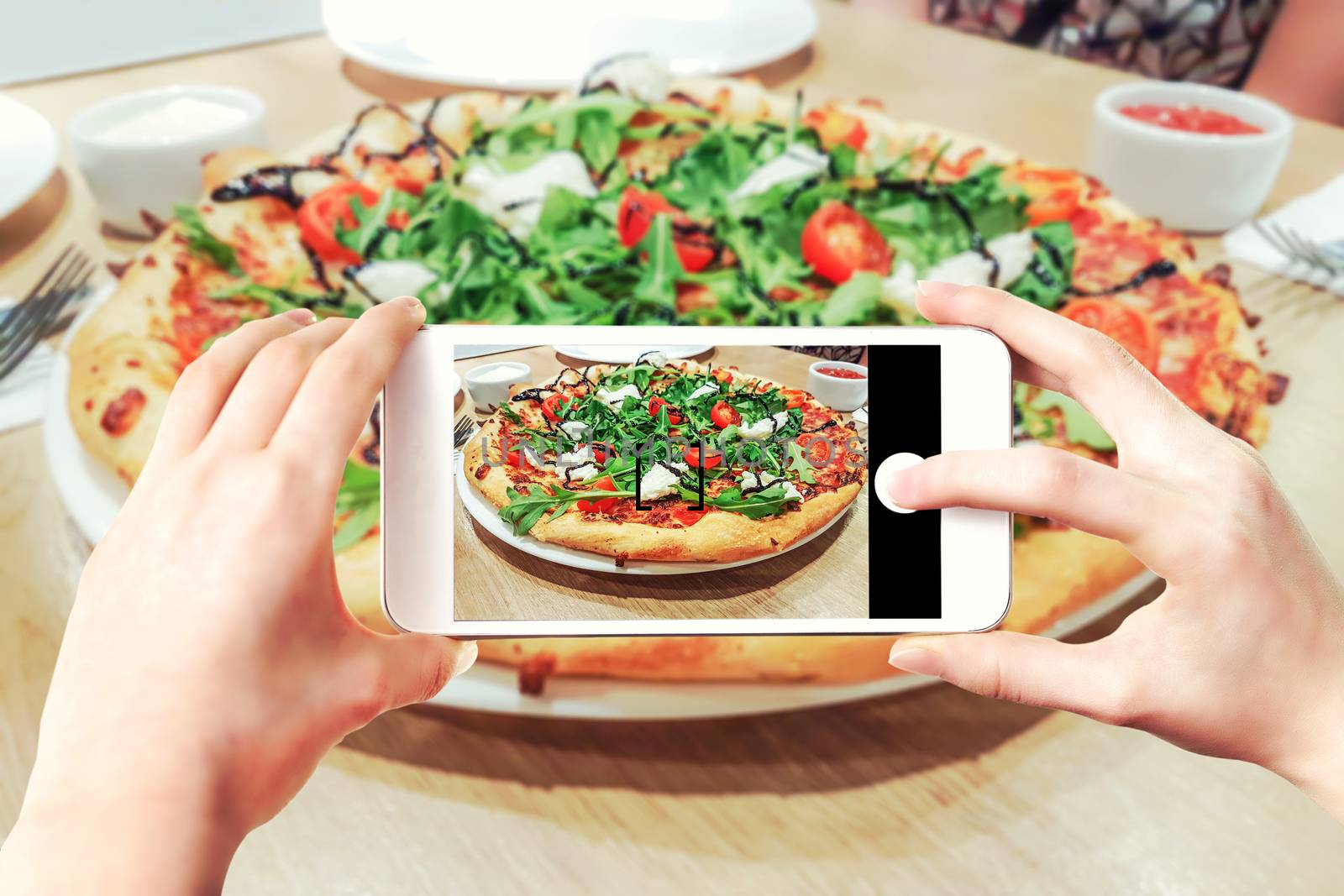 Making pizza photos on smartphone by wdnet_studio