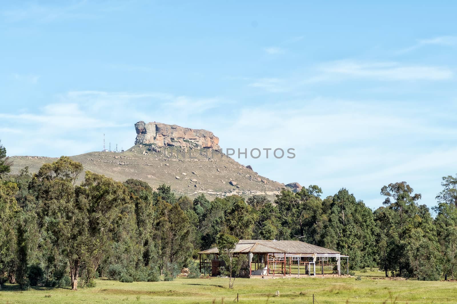 Ruin next to road R712 near Harrismith by dpreezg